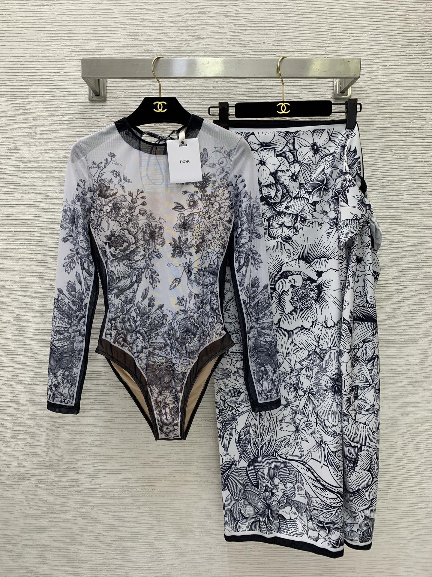 NO:900006,Model No. D26070489 Dio* new European and American style, full of spring, blooming flowers all over the mountain, printed pattern, contrasting color binding, back strap, backless design, stretch one-piece swimsuit top (with chest pad), square scarf, shawl, wrap skirt, split suit!  A must-have for seaside resort hot spring pools!  pink/blue/black/,,Dior-clothing,dior,dior,skirts,shawls,swimsuits,19860909款号D26070489  Dio*新款欧美风春意盎然满山绽放花朵印花图案撞色包边后背绑带露背设计弹力连体衣泳衣上衣（有胸垫）方巾披肩裹身半身裙分体套装！海边度假温泉泳池必备！粉色/蓝色/黑色/  ,,迪奥-服装,dior,dior,skirts,shawls,swimsuits,,Women's clothing