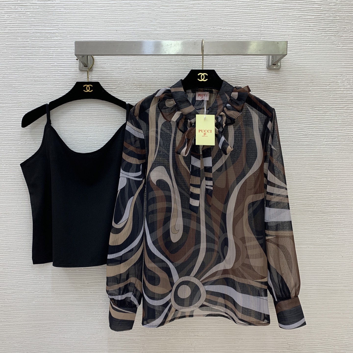 NO:908613,Model No. 26070468 PUCC* new custom gold thread fiber blended see-through mesh fabric, neckline with ear-shaped bow tie, knotted small stand-up collar, abstract swirl contrast stripe print, old money style retro top, solid color vest and small suspenders!  (M size shoulder width 41, chest 102, sleeve length 61, dress length 67; inner bust 88 non-elastic, total length 42 excluding shoulder straps) Approval,,19860909款号26070468 PUCC*新款定制金丝线纤维混纺透视网纱面料、领口木耳边蝴蝶结系带打结小立领抽象漩涡撞色条纹印花老钱风复古上衣纯色背心小吊带！ （M码肩宽41,胸围102,袖长61,衣长67；内搭胸围88无弹力,总长42不含肩带）批,,,Women's clothing