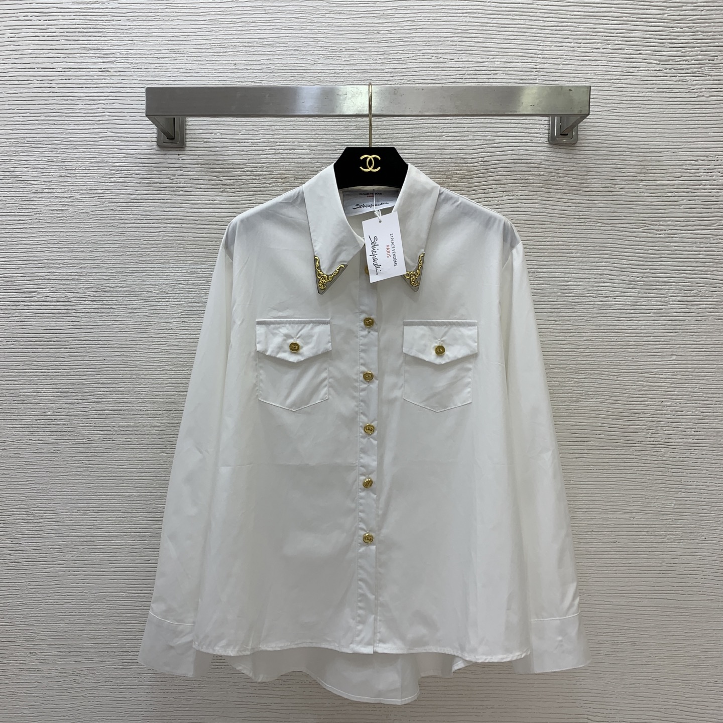 NO:907834,Model No. D26070366 Schiapare*li's new style, double-breasted flap with double pockets, single-breasted gold buckle, engraved letters, pointed collar, metal accessories decoration, short front and long back design, loose version, fashionable and versatile lapel long-sleeved cotton shirt top!  Black, white, (M size shoulder width 43, chest 108, sleeve length 56, front length 64/back center length 71) batch,, shirts,19860909款号D26070366 Schiapare*li夏帕瑞利新款 翻盖双口袋单排扣金扣刻印字母尖领金属配件装饰、前短后长设计宽松版时尚百搭翻领长袖棉质衬衫上衣！黑色、白色、（M码肩宽43,胸围108,袖长56,前衣长64/后中长71）批,,shirts,,Women's clothing
