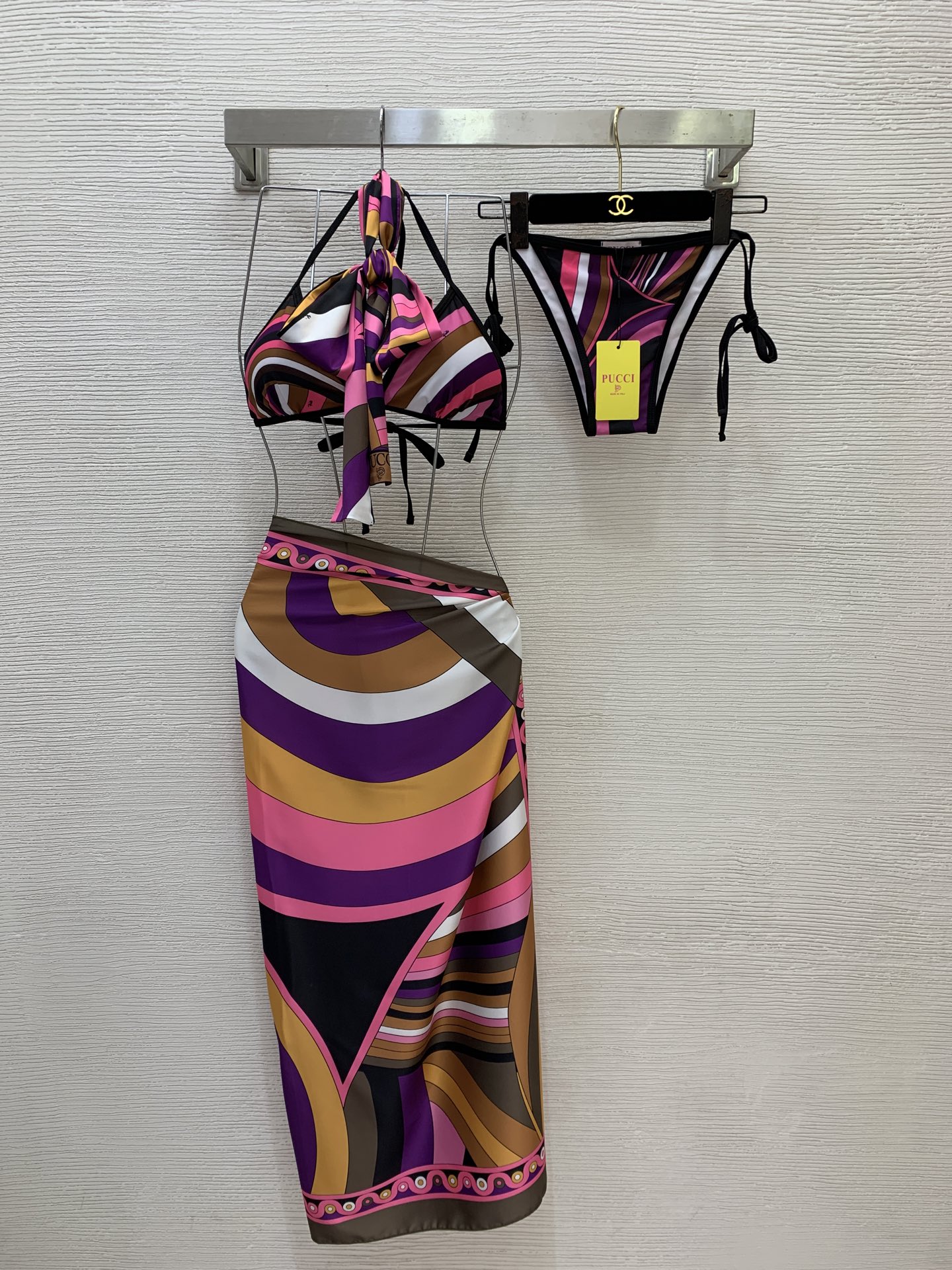 NO:900023,Model No. D26070428 PUCC* new fashion contrasting color halter neck strap colorful printed bikini split swimsuit 4-piece set!  Triangular cup bra (with breast pads), strappy briefs, rectangular shawl, square scarf, skirt and headscarf!  Yellow, pink, a must-have for swimming in seaside resort hot springs!   ,,women's clothing,skirts,shawls,swimsuits,bikinis,19860909款号D26070428 PUCC*新款时尚撞色挂脖式绑带彩色印花比基尼分体泳衣4件套装！三角杯文胸内衣(有胸垫)绑带三角内裤长方形披肩方巾半身裙带头巾！黄色、粉色、海边度假温泉游泳必备！  ,,女装,skirts,shawls,swimsuits,bikinis,,Women's clothing