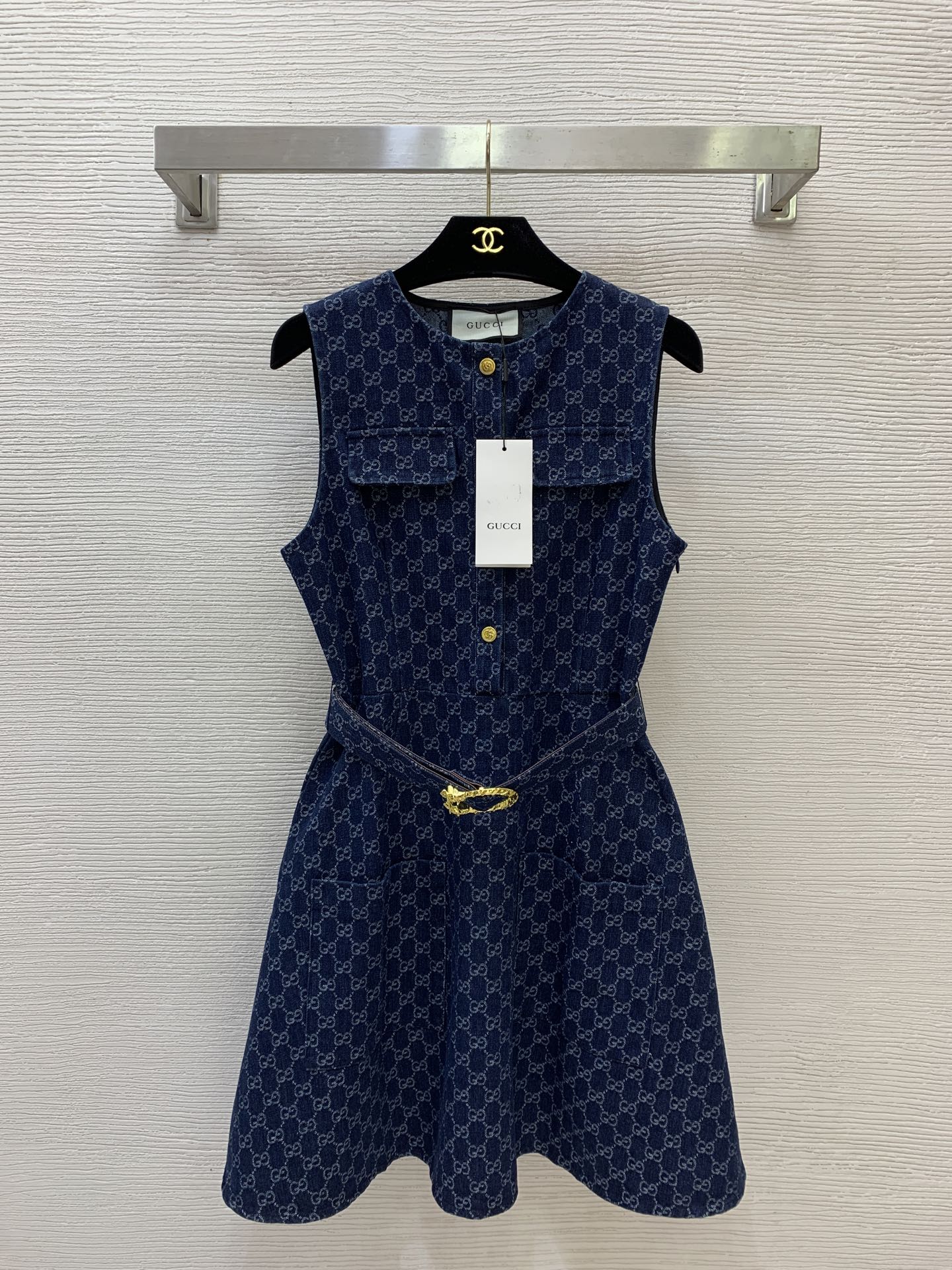 NO:908598,Model No. D26070430 GUCC* new style, all-over GG jacquard letter logo washed denim fabric, chest flap cloth cover decorated with gold buttons, half placket, waist slimming sleeveless round neck dress belt!  (M size bust 86, waist 74, skirt length 87) batch,,gucci,skirts,19860909款号D26070430 GUCC*新款 通体GG提花字母logo洗水牛仔面料、胸前翻盖布盖装饰金色纽扣半开襟门襟收腰显瘦无袖圆领连衣裙腰带！（M码胸围86,腰围74,裙长87）批,,gucci,skirts,,Women's clothing