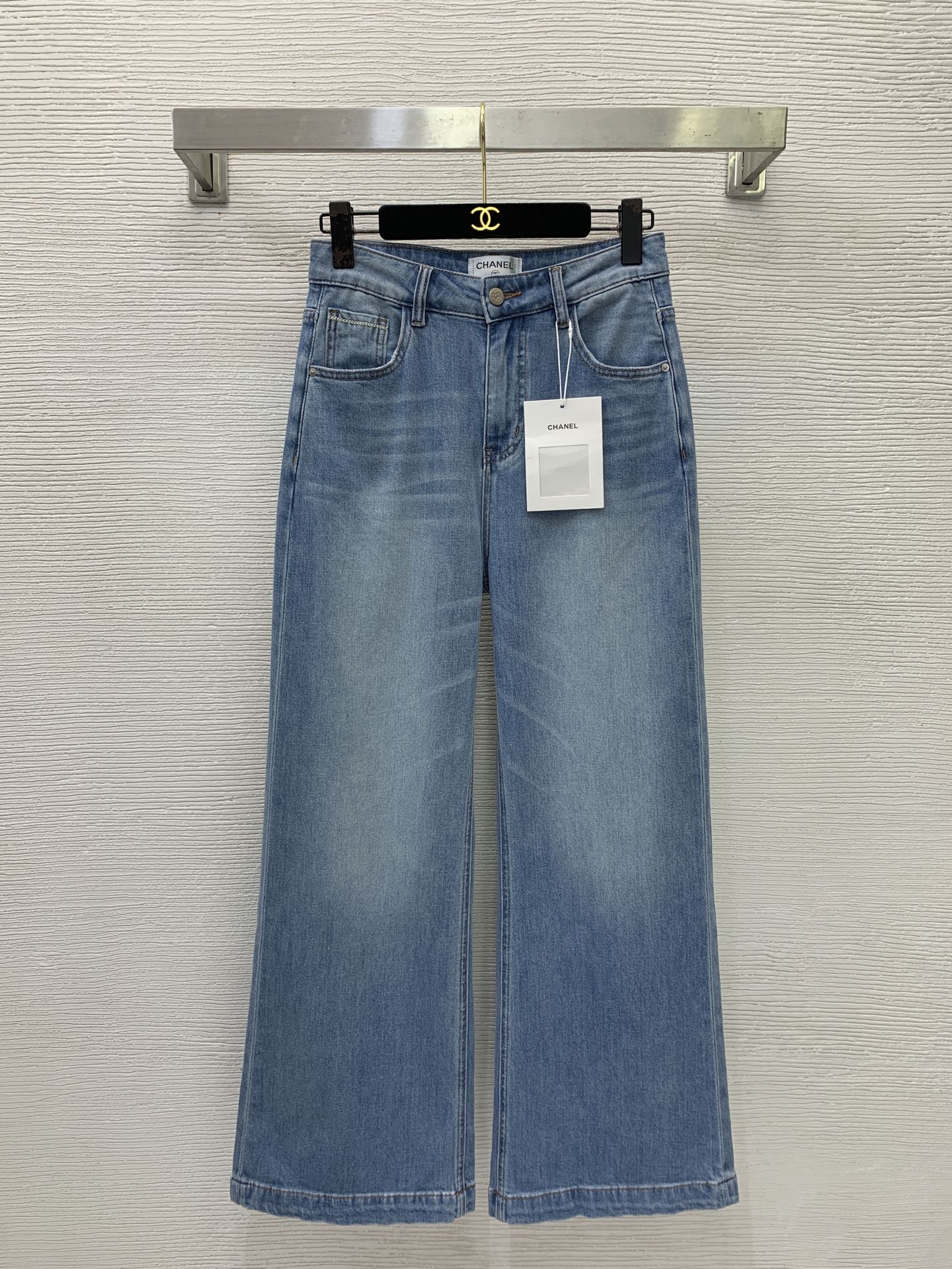 NO:899998,Model No. G26070482 CHANE*L new model, high-end customized washed denim fabric, simple and fashionable hip pockets, three-dimensional flower embossed embroidered leather brand embossed logo, high-waisted slim straight jeans and trousers!  Blue, (M size waist 68 micro-elastic, hip 94, pants length 101), Chanel-clothing, chanel, chanel, jeans,19860909款号G26070482 CHANE*L新款 高端定制洗水牛仔面料、简约时尚后臀口袋立体花朵压花刺绣皮牌压印徽标高腰显瘦直筒牛仔裤长裤！蓝色、 （M码腰围68微弹力,臀围94,裤长101）,香奈儿-服装,chanel,chanel,jeans,,Women's clothing