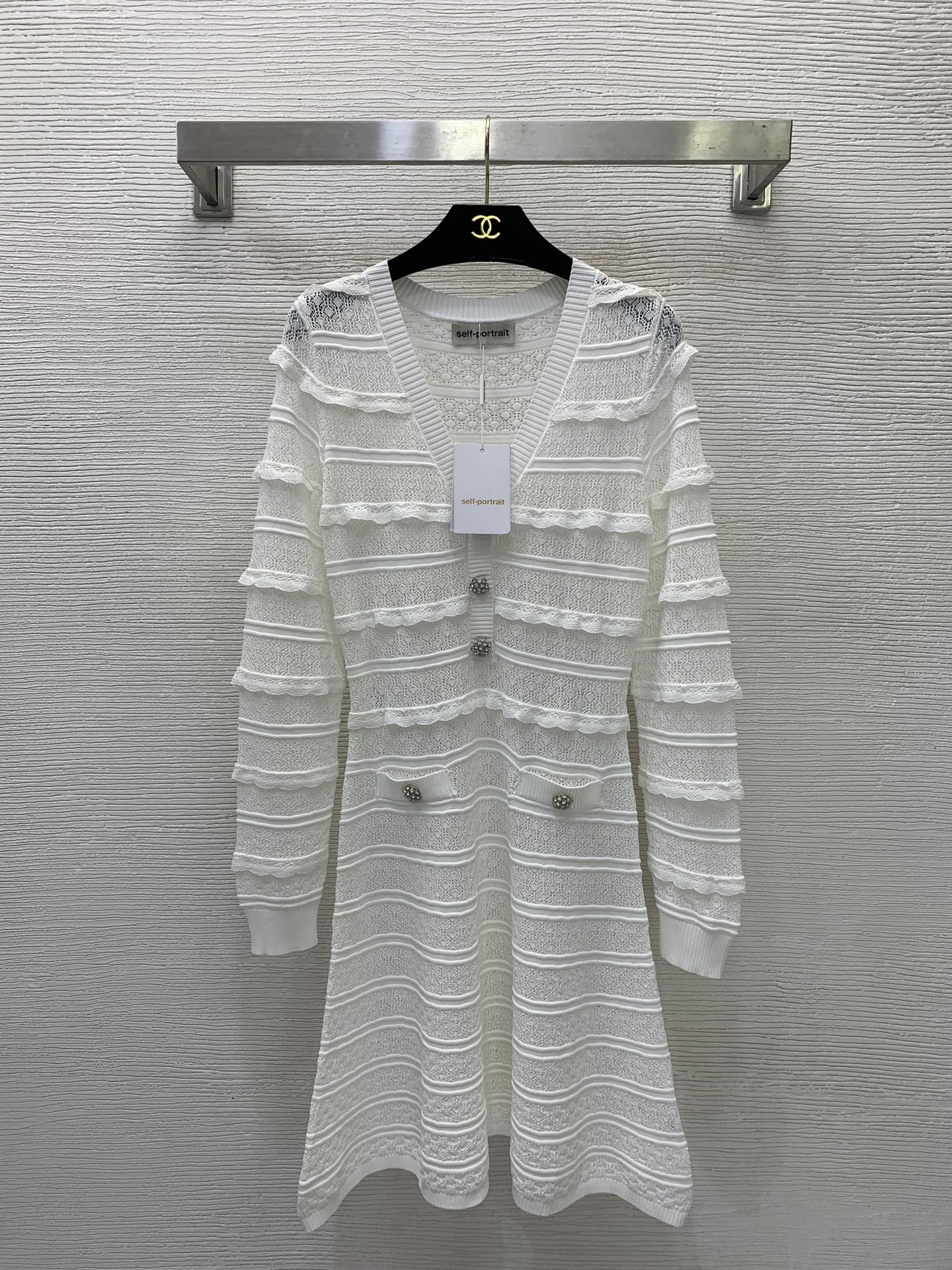 NO:900141,Style No. D26070646 Self-Portrai* 2026 new SP home custom-made hollow mesh see-through fabric, French ruffle heavy rhinestone button design V-neck long-sleeved slim fit and versatile temperament knitted dress!  Black, white, (M size bust 76, waist 68, sleeve length 63, skirt length 87), women's clothing, skirts,19860909款号D26070646 Self-Portrai*2026年新款SP家定制镂空网眼透视面料、法式荷叶边重工水钻纽扣设计V领长袖修身显瘦百搭气质针织连衣裙！黑色、白色、 （M码胸围76,腰围68,袖长63,裙长87）,女装,skirts,,Women's clothing