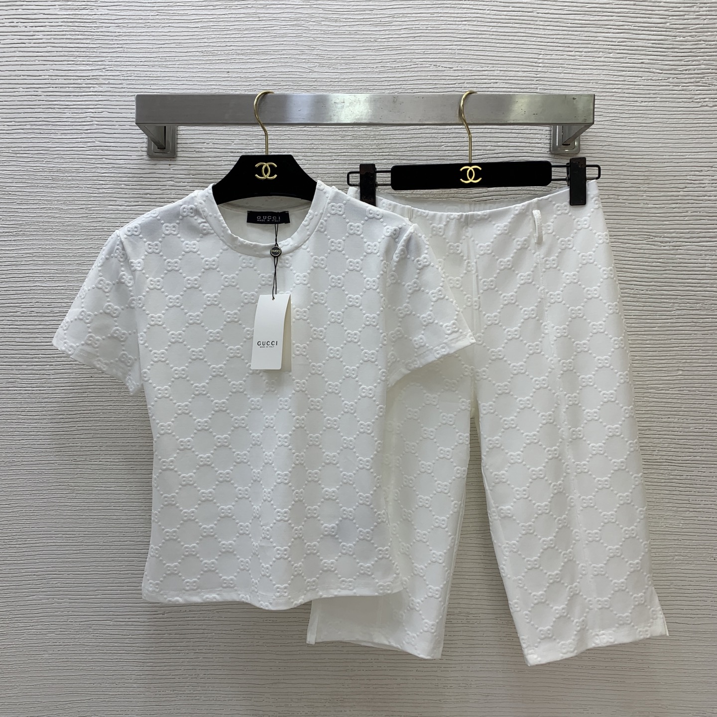NO:908584,Style No. D26070469 GUCC's latest two-piece suit of interlocking jacquard fabric with embossed GG letters all over the body!  Classic small stand-up collar, short sleeves, slim fit T-shirt tops, trouser legs, trendy small side slits, hip pocket design, fashionable, casual, simple three-quarter trousers!  Brown/black/white, (M size shoulder width 38, bust 82, sleeve length 17, clothing length 52; waist 64 ~ 84 elastic, hip 88, pants length 59) batch,, gucci, T-shirt, tees, t-shirt,19860909款号D26070469 GUCC*新款满身浮雕GG字母互扣提花面料两件套装！经典小立领短袖修身显瘦T恤上衣裤腿潮流小侧面开叉后臀口袋设计时尚休闲简约七分裤中裤！咖色/黑色/白色, （M码肩宽38,胸围82,袖长17,衣长52；腰围64～84弹力,臀围88,裤长59）批,,gucci,T-shirt,tees，t-shirt,,Women's clothing