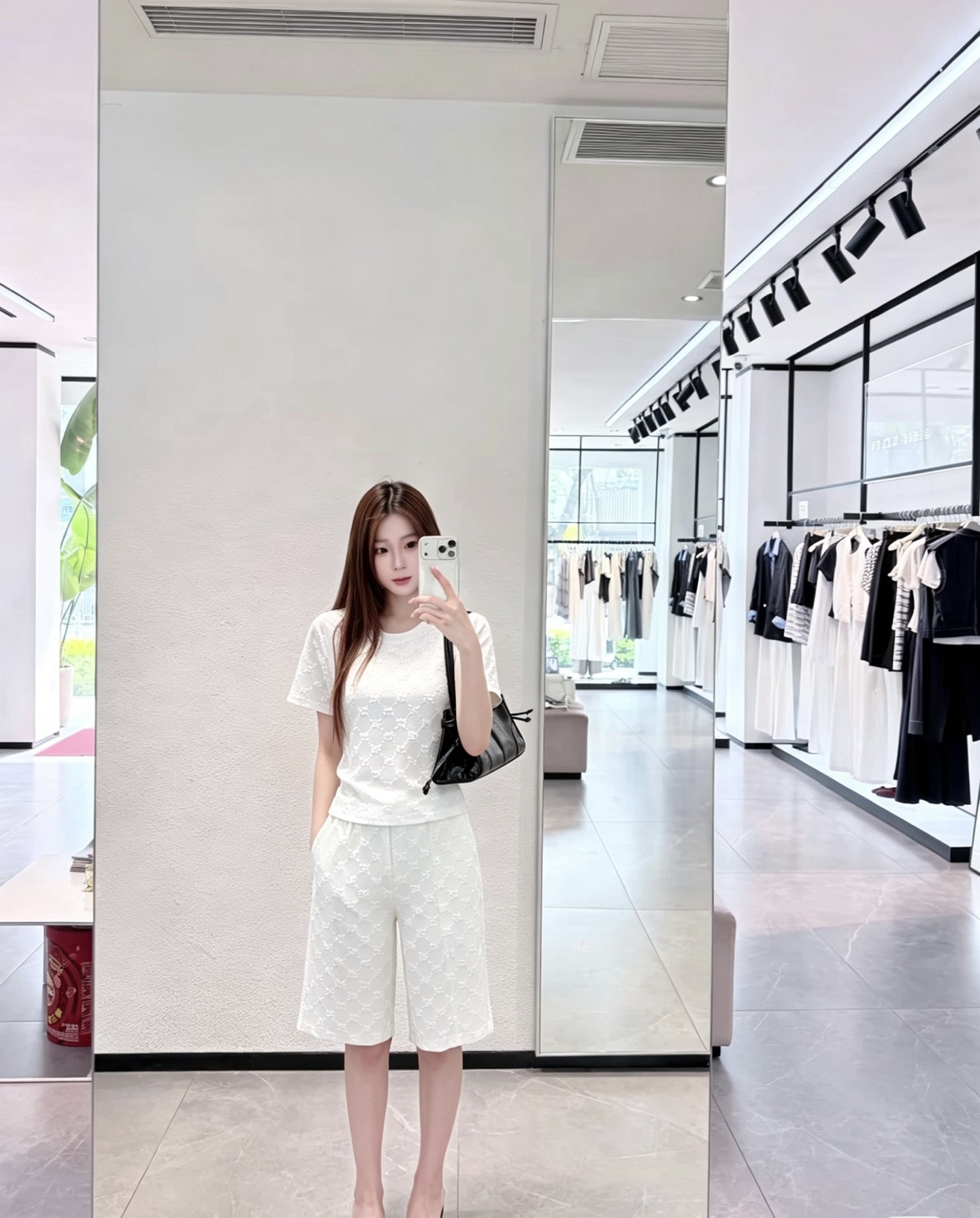 NO:899997,Style No. D26070469 GUCC's latest two-piece suit of interlocking jacquard fabric with embossed GG letters all over the body!  Classic small stand-up collar, short sleeves, slim fit T-shirt tops, trouser legs, trendy small side slits, hip pocket design, fashionable, casual, simple three-quarter trousers!  Brown/black/white, (M size shoulder width 38, bust 82, sleeve length 17, clothing length 52; waist 64 ~ 84 elastic, hip 88, pants length 59), Gucci-clothing, gucci, gucci, T-shirt, tees, t-shirt,19860909款号D26070469 GUCC*新款满身浮雕GG字母互扣提花面料两件套装！经典小立领短袖修身显瘦T恤上衣裤腿潮流小侧面开叉后臀口袋设计时尚休闲简约七分裤中裤！咖色/黑色/白色, （M码肩宽38,胸围82,袖长17,衣长52；腰围64～84弹力,臀围88,裤长59）,古驰-服装,gucci,gucci,T-shirt,tees，t-shirt,,Women's clothing