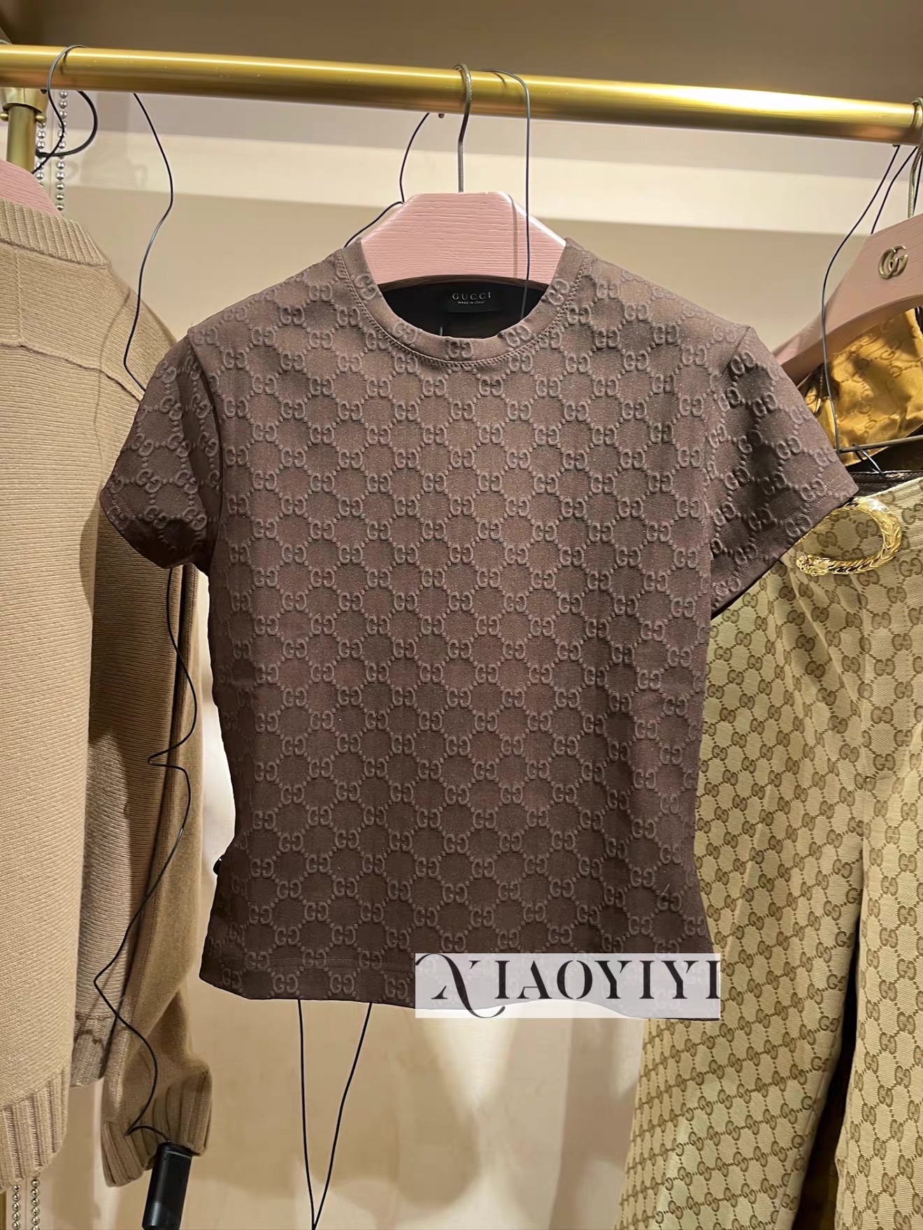 NO:908578,Style No. D26070469 GUCC's latest two-piece suit of interlocking jacquard fabric with embossed GG letters all over the body!  Classic small stand-up collar, short sleeves, slim fit T-shirt tops, trouser legs, trendy small side slits, hip pocket design, fashionable, casual, simple three-quarter trousers!  Brown/black/white, (M size shoulder width 38, bust 82, sleeve length 17, clothing length 52; waist 64 ~ 84 elastic, hip 88, pants length 59) batch,, gucci, T-shirt, tees, t-shirt,19860909款号D26070469 GUCC*新款满身浮雕GG字母互扣提花面料两件套装！经典小立领短袖修身显瘦T恤上衣裤腿潮流小侧面开叉后臀口袋设计时尚休闲简约七分裤中裤！咖色/黑色/白色, （M码肩宽38,胸围82,袖长17,衣长52；腰围64～84弹力,臀围88,裤长59）批,,gucci,T-shirt,tees，t-shirt,,Women's clothing