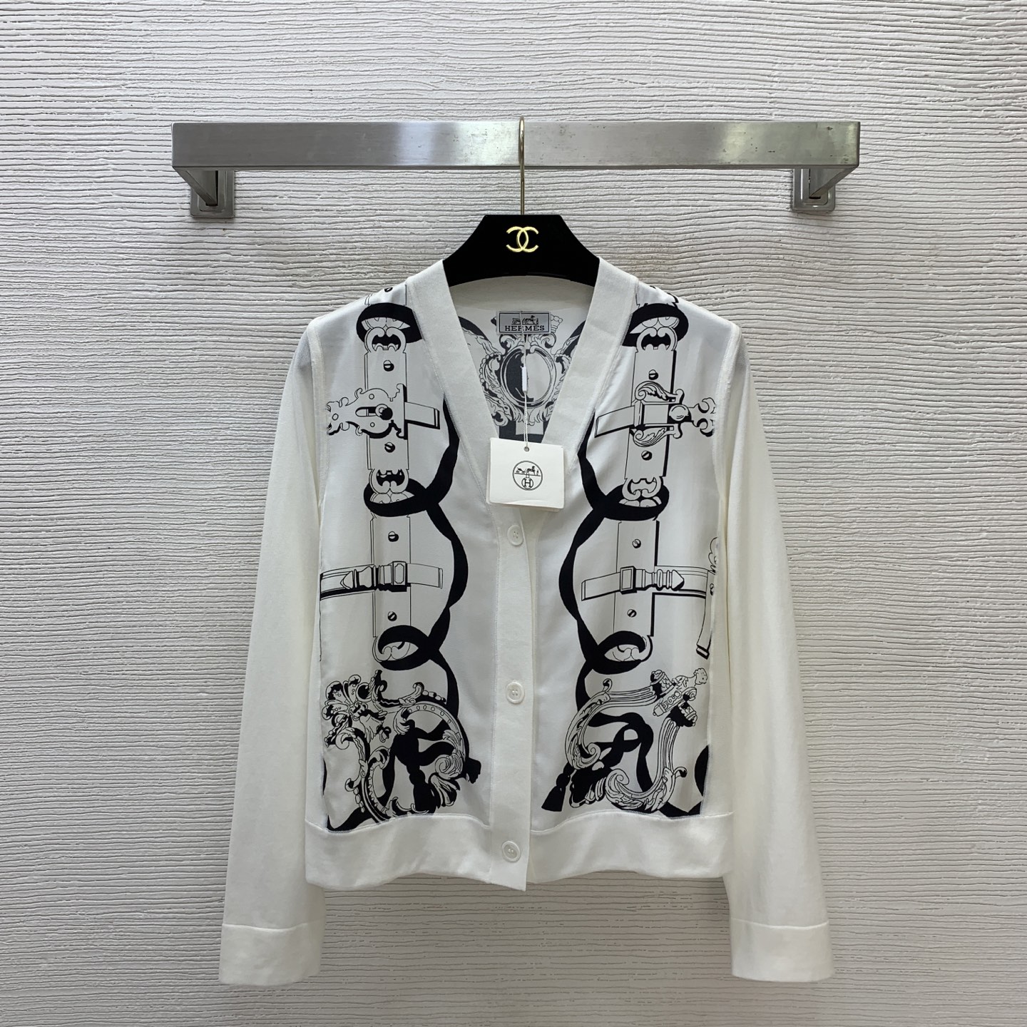 NO:901671,Model No. G26070764 Model No. HERM*S New Style H Home high-end customized 19mm silk twill silk splicing Tencel cotton blended knitted fabric, abstract pattern streamers on the front and back panels, retro printed V-neck single-breasted buttoned long-sleeved cardigan sweater top!  Dark green/black/orange/white, (S size bust 92, sleeve length 56, dress length 52), Hermès-clothing, hermes, hermes, real silk,19860909款号G26070764 款号HERM*S新款 H家高端定制19姆米真丝斜纹绸拼接天丝棉混纺针织面料、前后片抽像图案飘带复古印花V领单排扣系扣长袖开衫针织衫上衣！墨绿/黑色/橙色/白色, （S码胸围92,袖长56,衣长52）,爱马仕-服装,hermes,hermes,real silk,,Women's clothing