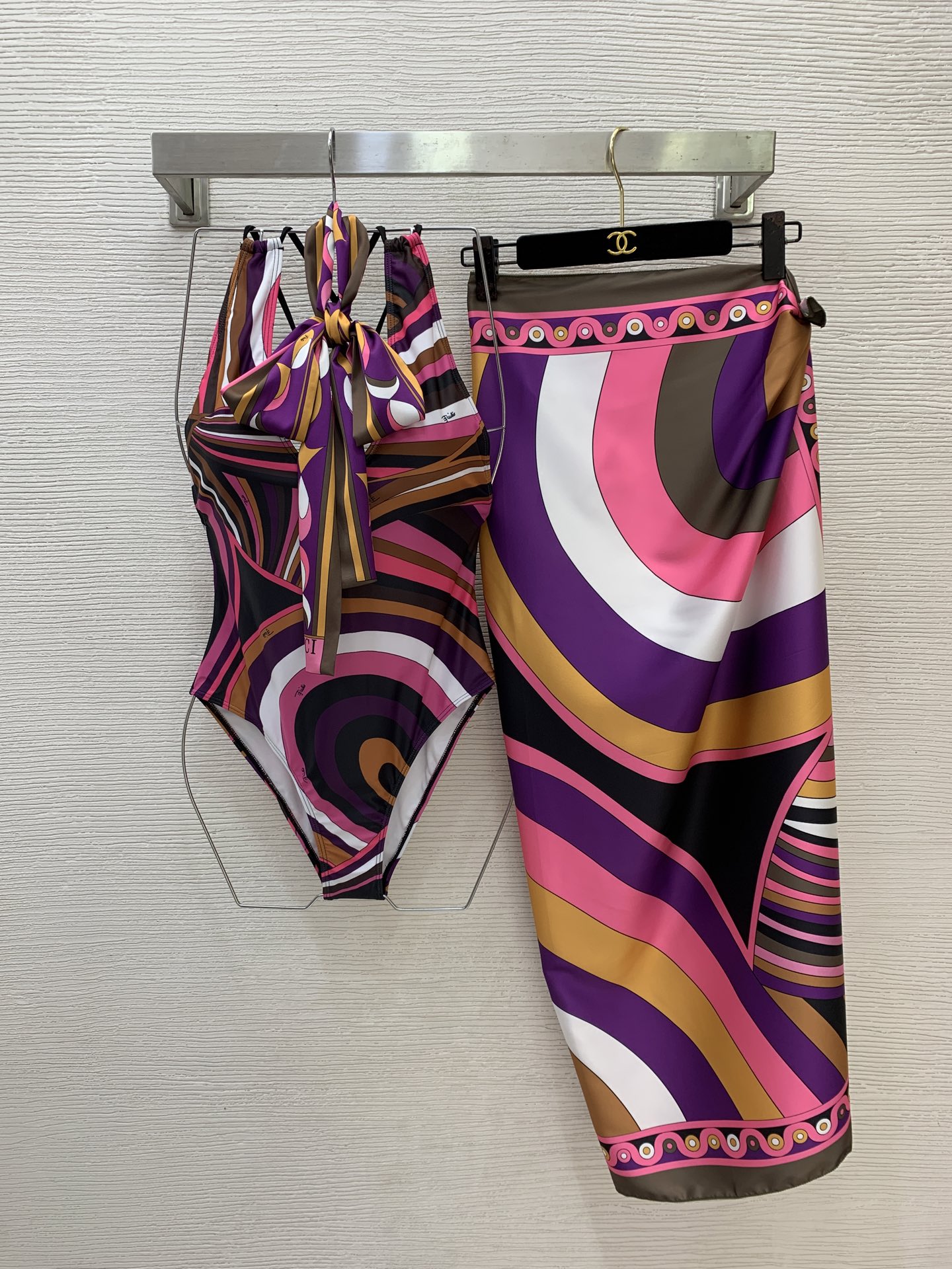 NO:910559,Style number D Style number 26070764 PUCC* new European and American style vacation style three-piece suit!  Contrast color geometric print, sexy backless design, stretch one-piece swimsuit top (with breast pads), streamer headscarf, headband, side straps, one-piece wrap skirt, skirt split suit!  A must-have for seaside resort hot spring pools!   ,batch,,skirts,swimsuits,19860909款号D款号26070764 PUCC*新款欧美风度假风三件套装！撞色几何图形印花性感露背设计弹力连体衣泳衣上衣（有胸垫）飘带头巾发带侧边绑带一片式裹裙半身裙分体套装！海边度假温泉泳池必备！  ,批,,skirts,swimsuits,,Women's clothing