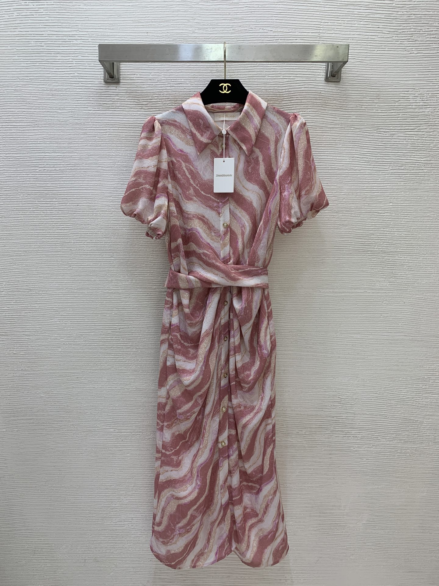 NO:909915,Style No. 26070609 ZIMMERMA*N Zimmerman's new Australian brand high-end customized gold yarn fine glitter French retro leopard print stripe smudged contrast fabric, lapel single-breasted placket pleated short-sleeved long dress with large hem!  Brown/black/pink, (M size bust 94, sleeve length 23, skirt length 120) batch,,skirts,T-shirt,19860909款号26070609 ZIMMERMA*N兹默曼新款澳洲品牌高端定制金丝纱线细闪法式复古豹纹条纹晕染撞色面料、翻领单排扣门襟捏褶皱短袖大摆长款连衣裙！咖色/黑色/粉色,  （M码胸围94,袖长23,裙长120）批,,skirts,T-shirt,,Women's clothing
