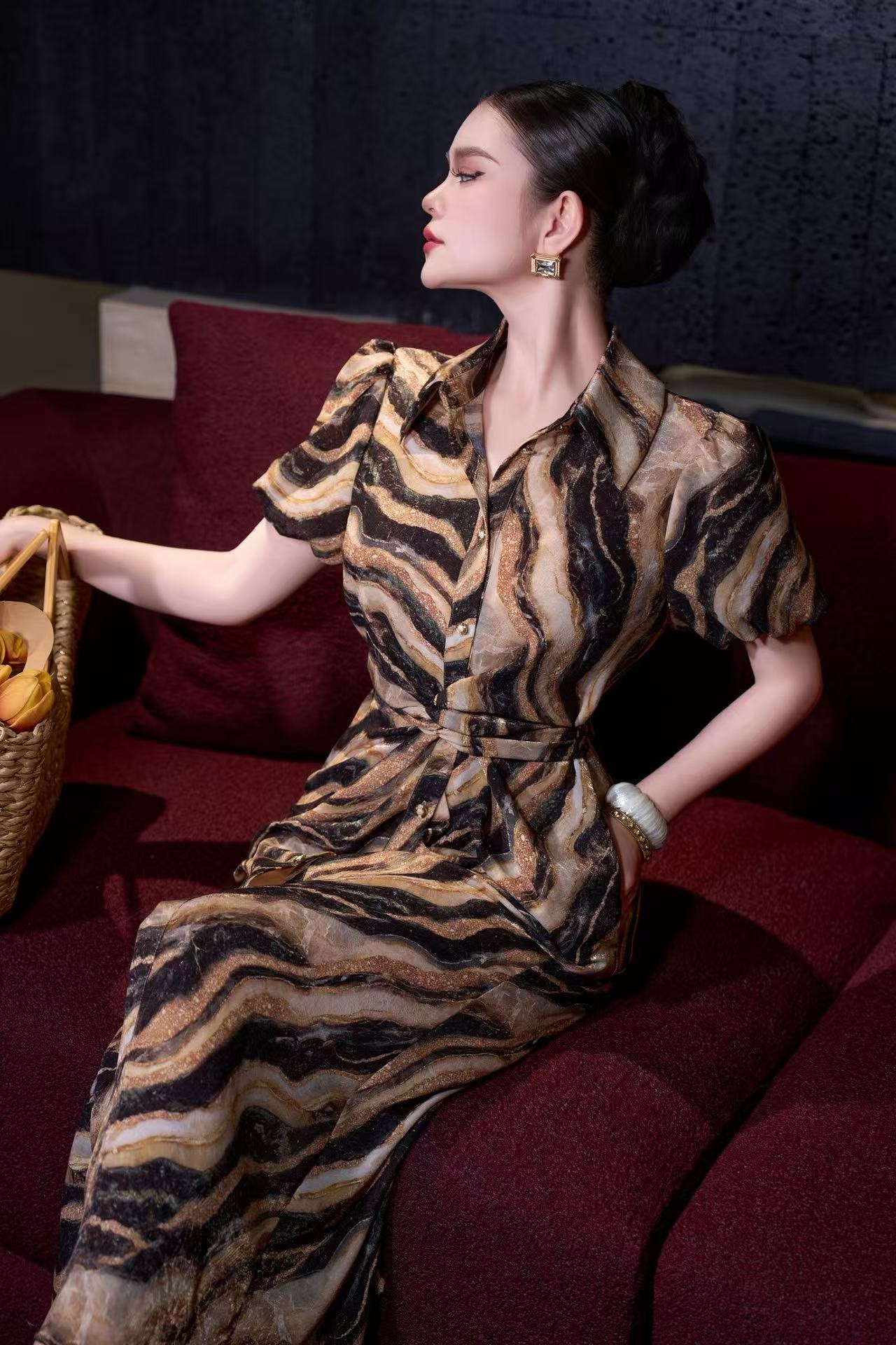 NO:900105,Style No. 26070609 ZIMMERMA*N Zimmerman's new Australian brand high-end customized gold yarn fine glitter French retro leopard print stripe smudged contrast fabric, lapel single-breasted placket pleated short-sleeved long dress with large hem!  Brown/black/pink, (M size bust 94, sleeve length 23, skirt length 120), women's clothing, skirts, T-shirt,19860909款号26070609 ZIMMERMA*N兹默曼新款澳洲品牌高端定制金丝纱线细闪法式复古豹纹条纹晕染撞色面料、翻领单排扣门襟捏褶皱短袖大摆长款连衣裙！咖色/黑色/粉色,  （M码胸围94,袖长23,裙长120）,女装,skirts,T-shirt,,Women's clothing