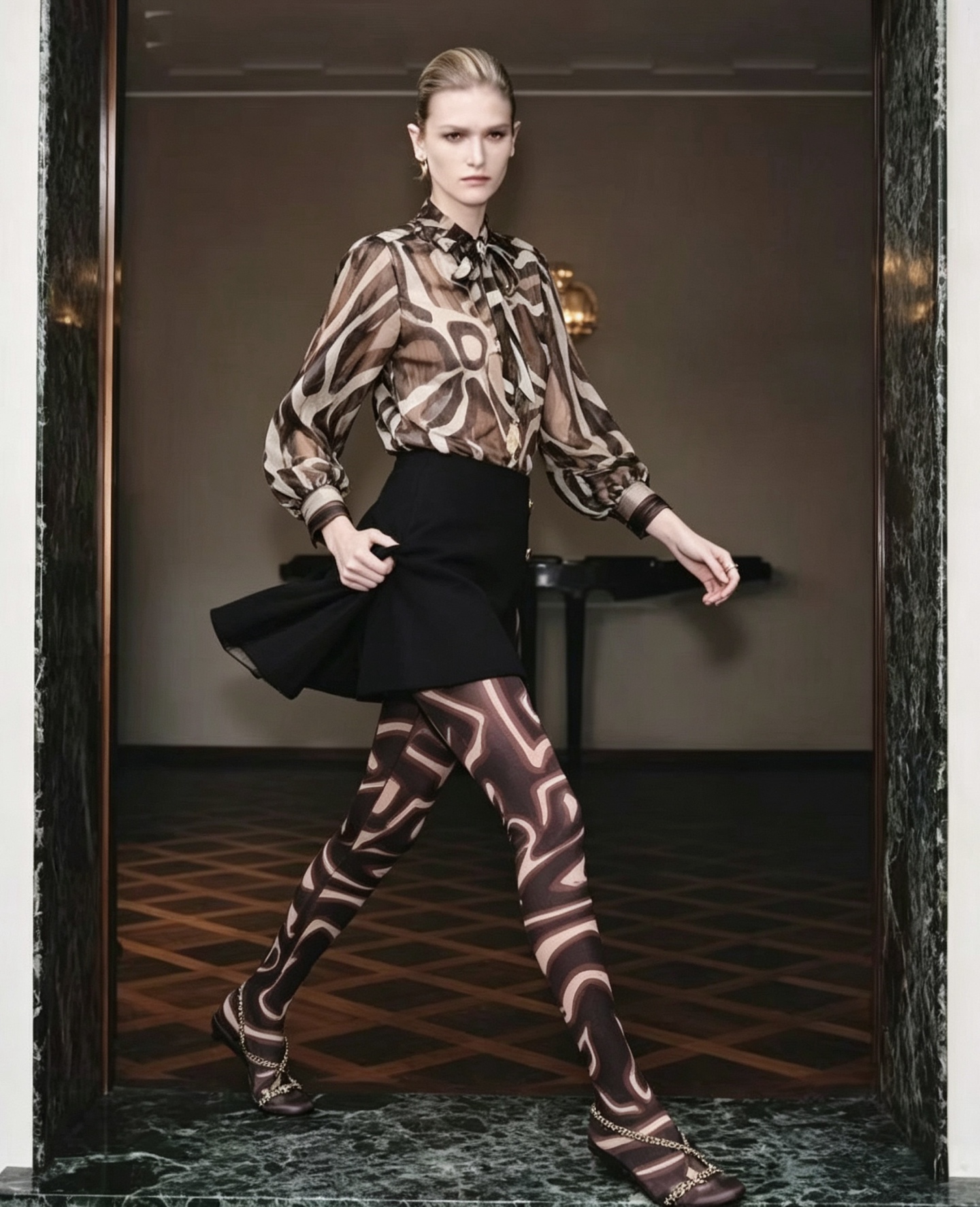 NO:900014,Model No. 26070468 PUCC* new custom gold thread fiber blended see-through mesh fabric, neckline with ear-shaped bow tie, knotted small stand-up collar, abstract swirl contrast stripe print, old money style retro top, solid color vest and small suspenders!  (M size shoulder width 41, bust 102, sleeve length 61, dress length 67; inner bust 88 non-elastic, total length 42 excluding shoulder straps), women's clothing,19860909款号26070468 PUCC*新款定制金丝线纤维混纺透视网纱面料、领口木耳边蝴蝶结系带打结小立领抽象漩涡撞色条纹印花老钱风复古上衣纯色背心小吊带！ （M码肩宽41,胸围102,袖长61,衣长67；内搭胸围88无弹力,总长42不含肩带）,女装,,Women's clothing