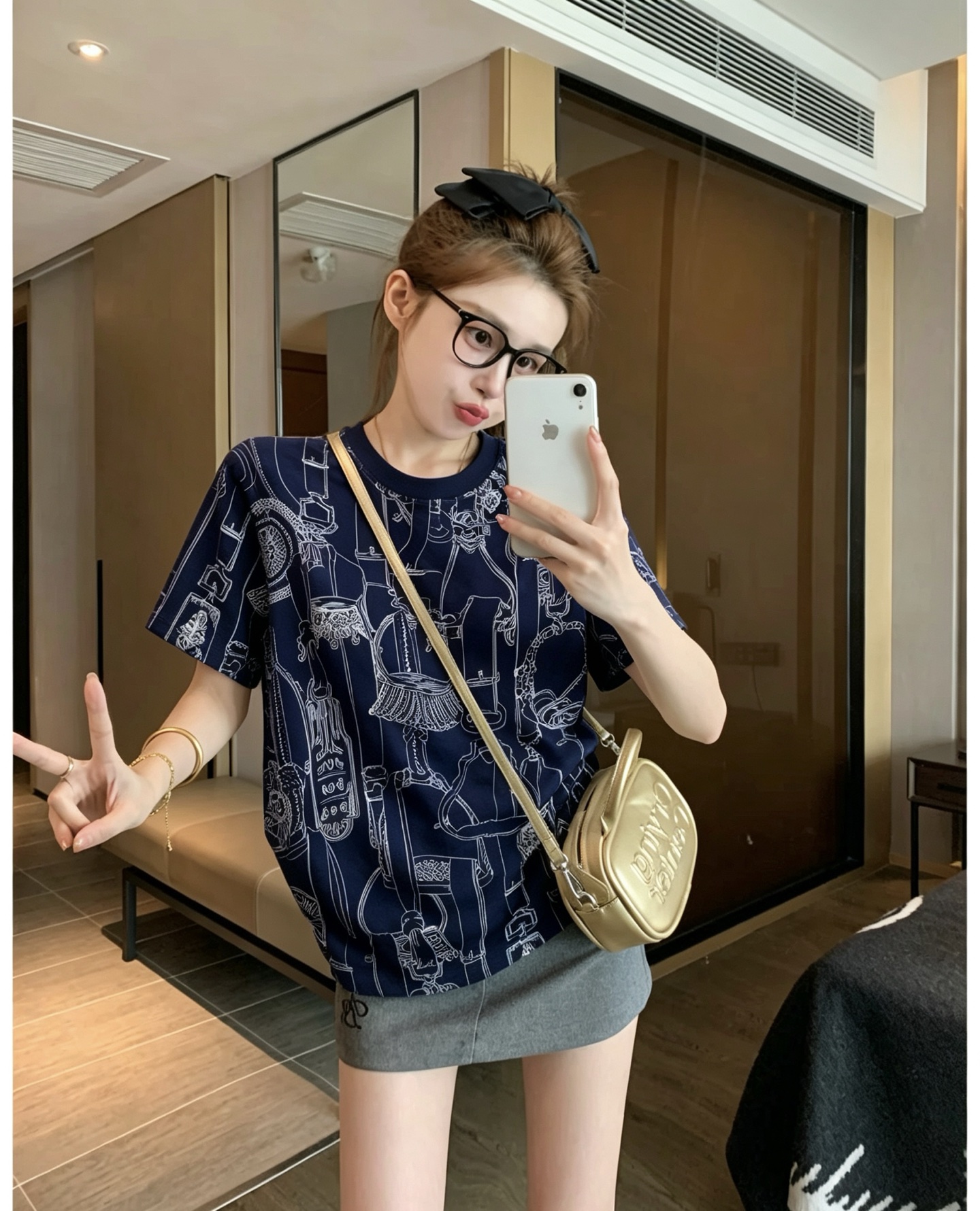 NO:923010,Style No. G26070920 HERM*S Hermès new high-end customized fabric, all-over hand-painted belt pattern printing retro fashion round neck short-sleeved T-shirt top!  Dark blue, beige, (S size shoulder width 40, chest 86, sleeve length 18, dress length 60), Hermès-clothing, hermes, hermes, T-shirt, tees, t-shirt,19860909款号G26070920 HERM*S爱马仕新款 高端定制面料、满印手绘皮带图案印花复古时尚圆领短袖T恤上衣！深蓝色、米杏色、（S码肩宽40,胸围86,袖长18,衣长60）,爱马仕-服装,hermes,hermes,T-shirt,tees，t-shirt,,Women's clothing