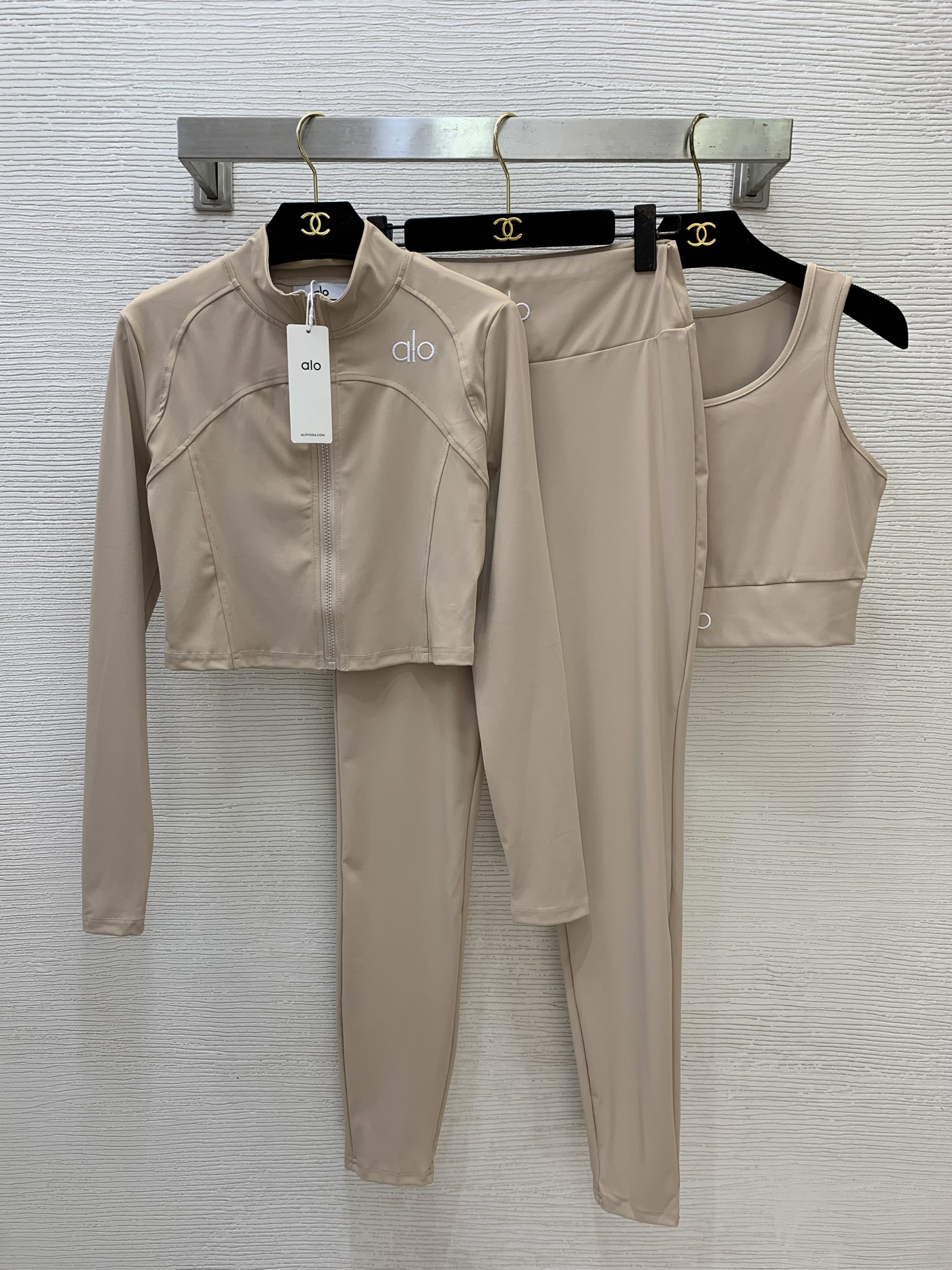 NO:922822,Style No. D26071099 Aloyoga’s new fashionable sports fitness yoga wear stretch three-piece suit!  Logo embroidered on the chest, zipper stand collar, long-sleeved short tight top, round neck sleeveless vest, high-waisted tight butt lifting yoga pants!  Coffee/Black/Blue/Apricot, (S size shoulder width 37, bust 86, sleeve length 62, dress length 41; vest bust 80, length 36; waistband 62 elastic, hip 84, pants length 98) batch,,19860909款号D26071099 Aloyoga新款时尚运动健身瑜伽服弹力三件套装！胸前刺绣logo徽标拉链立领长袖短款紧身上衣圆领无袖小背心高腰紧身提臀瑜伽长裤！咖/黑/蓝/杏,  （S码肩宽37,胸围86 ,袖长62,衣长41；背心胸围80,长度36；裤腰围62有弹力,臀围84,裤长98）批,,,Women's clothing