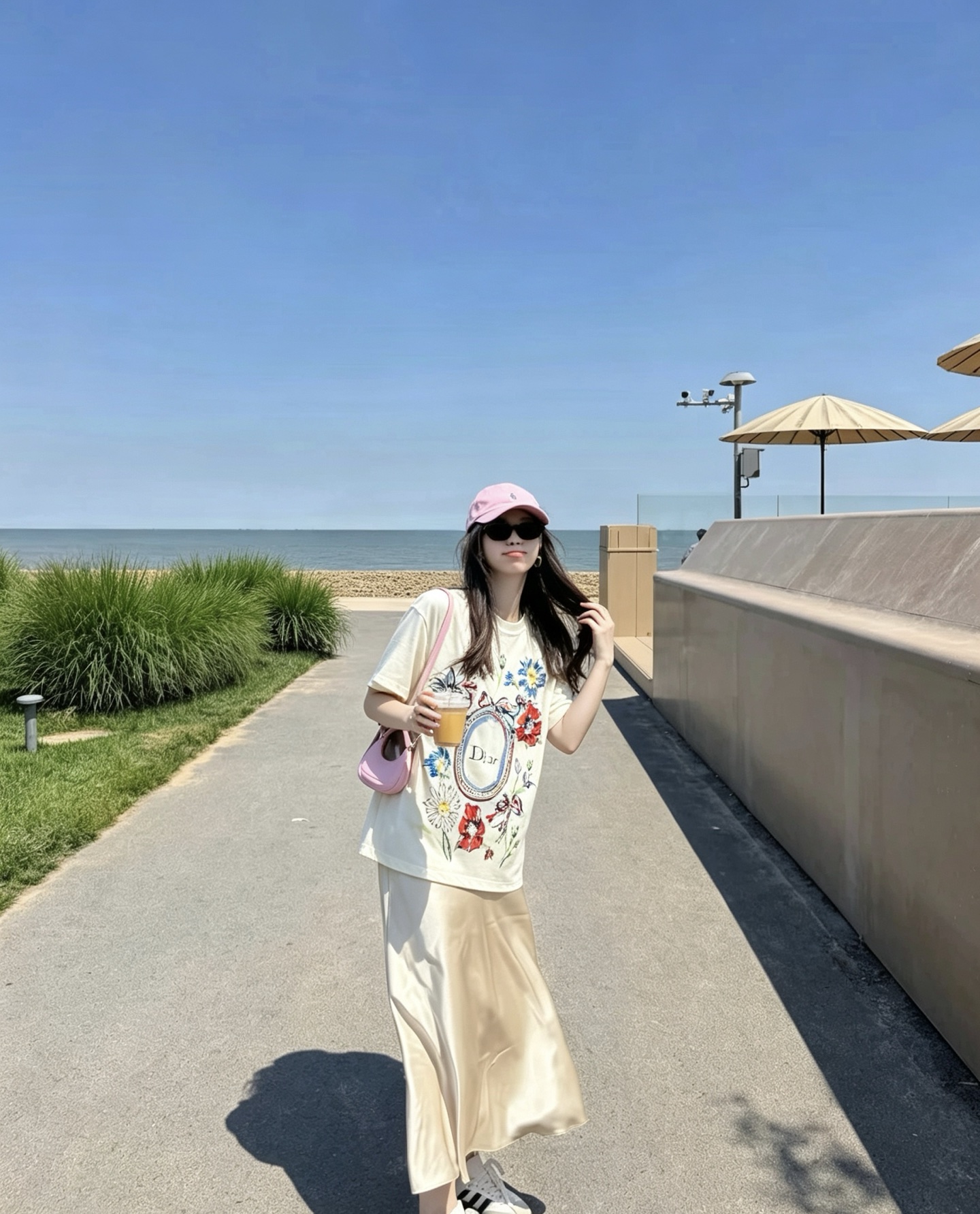 NO:923075,Model No. D26070822 Dio* new high-end customized breathable cotton abstract face flower bow circle hand-painted pattern, fashionable and versatile round neck short-sleeved T-shirt top!  (M size shoulder width 41, chest 88, sleeve length 18, clothing length 60), Dior-clothing, dior, dior, T-shirt, tees, t-shirt,19860909款号D26070822 Dio*新款 高端定制透气棉质抽象人脸花朵蝴蝶结圆圈手工绘画图案、时尚百搭圆领短袖T恤上衣！（M码肩宽41,胸围88,袖长18,衣长60）,迪奥-服装,dior,dior,T-shirt,tees，t-shirt,,Women's clothing