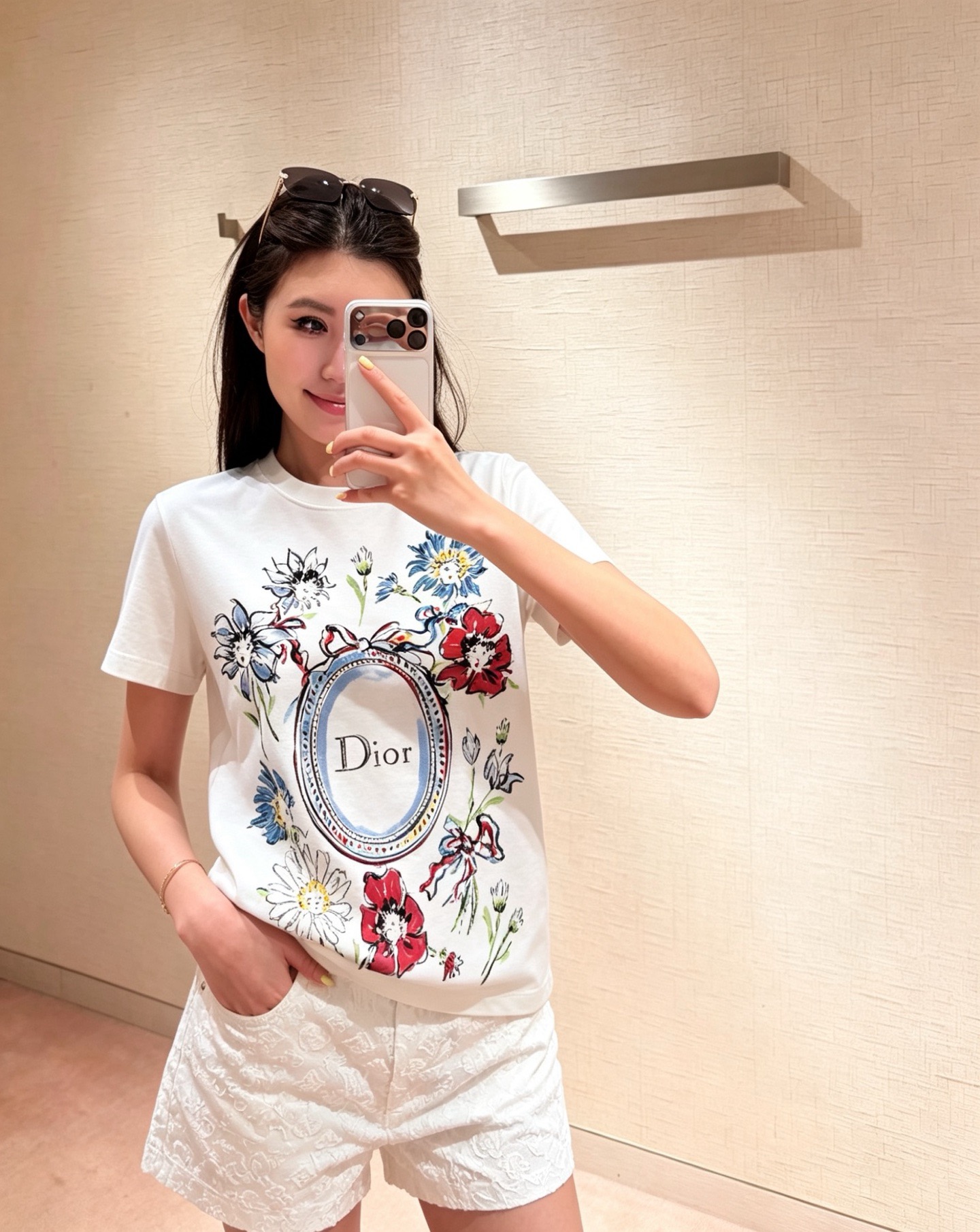 NO:911391,Model No. D26070822 Dio* new high-end customized breathable cotton abstract face flower bow circle hand-painted pattern, fashionable and versatile round neck short-sleeved T-shirt top!  (M size shoulder width 41, chest 88, sleeve length 18, clothing length 60) batch, dior, T-shirt, tees, t-shirt,19860909款号D26070822 Dio*新款 高端定制透气棉质抽象人脸花朵蝴蝶结圆圈手工绘画图案、时尚百搭圆领短袖T恤上衣！（M码肩宽41,胸围88,袖长18,衣长60）批,,dior,T-shirt,tees，t-shirt,,Women's clothing