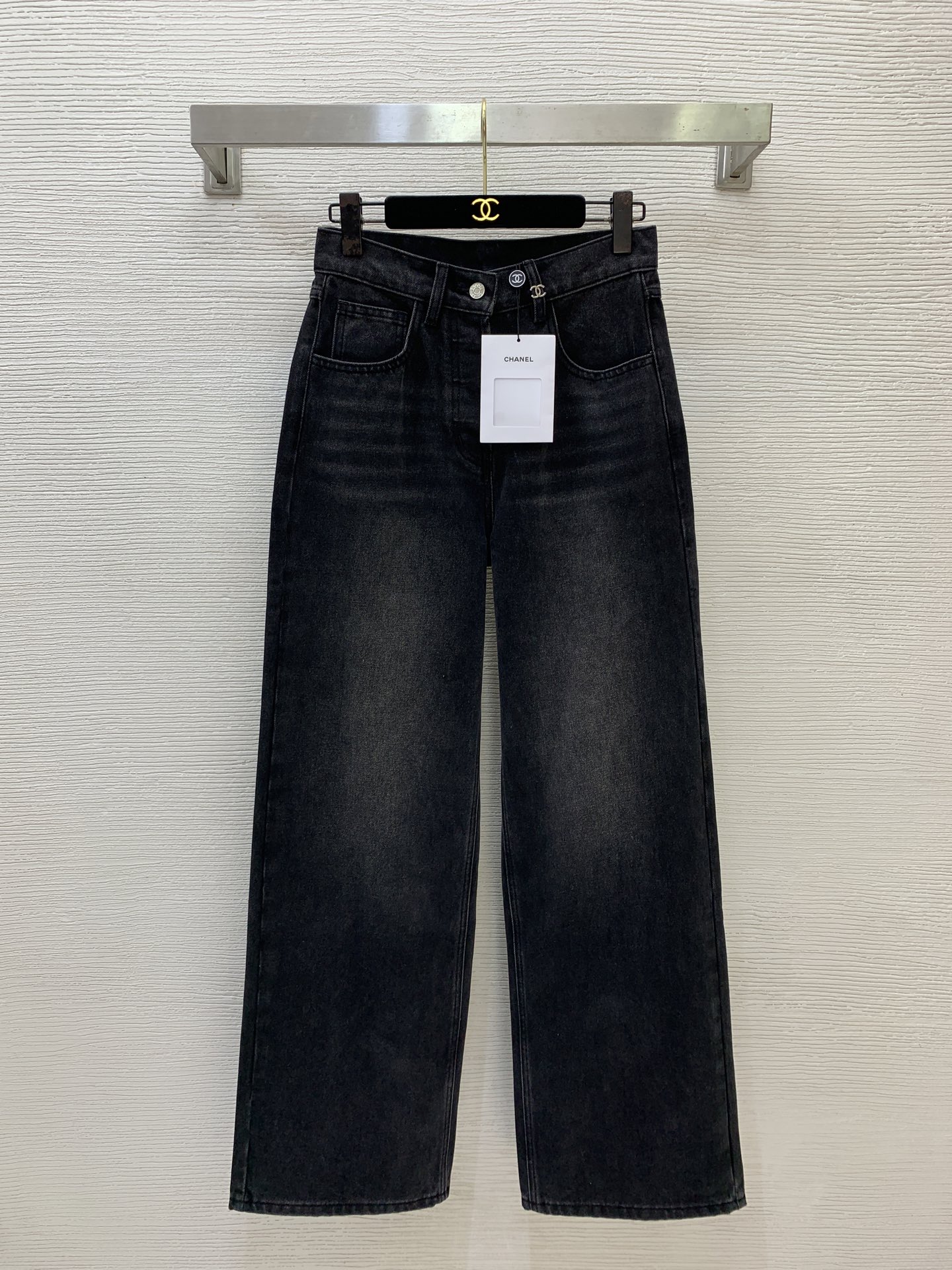 NO:922878,Model No. G26070813 CHANE*L new model, high-end customized washed denim fabric, letter logo metal accessories, buttons, back leather patch patchwork, symmetrical pockets, double C heavy-duty routing, straight wide-leg jeans and trousers!  Light blue, charcoal black, (M size: waist 70 non-elastic, hip 100, pants length 108) batch,,chanel,jeans,19860909款号G26070813 CHANE*L新款 高端定制水洗牛仔面料、采用字母logo金属配件纽扣后背皮牌拼贴对称口袋双C重工走线直筒阔腿牛仔裤长裤！浅蓝色、炭黑色、 （M码:腰围70无弹力,臀围100,裤长108）批,,chanel,jeans,,Women's clothing