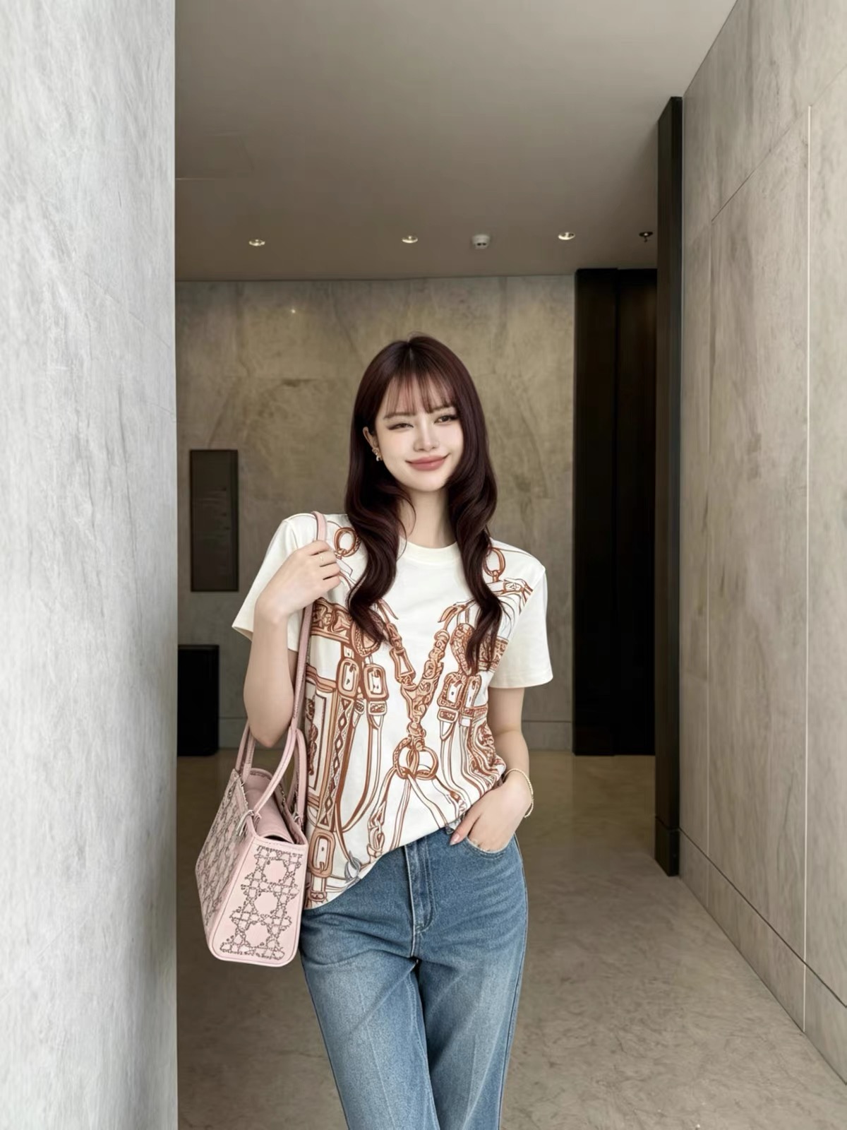 NO:924125,Model No. D26070854 HERM*S Hermès new old money style retro belt saddle print loose casual round neck short-sleeved T-shirt top!  (M size shoulder width 41, chest 94, sleeve length 17, clothing length 61) batch, hermes, hermes, T-shirt, tees, t-shirt,19860909款号D26070854 HERM*S爱马仕新款 老钱风复古皮带马鞍印花宽松休闲圆领短袖T恤上衣！ （M码肩宽41,胸围94,袖长17,衣长61）批,,hermes,hermes,T-shirt,tees，t-shirt,,Women's clothing