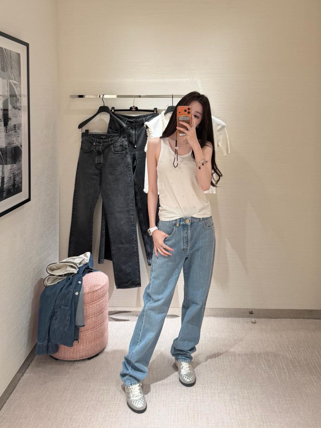 NO:928008,Model No. G26070813 CHANE*L new model, high-end customized washed denim fabric, letter logo metal accessories, buttons, back leather patch patchwork, symmetrical pockets, double C heavy-duty routing, straight wide-leg jeans and trousers!  Light blue, charcoal black, (M size: waist 70 non-elastic, hip 100, pants length 108), Chanel-clothing, chanel, chanel, jeans,19860909款号G26070813 CHANE*L新款 高端定制水洗牛仔面料、采用字母logo金属配件纽扣后背皮牌拼贴对称口袋双C重工走线直筒阔腿牛仔裤长裤！浅蓝色、炭黑色、 （M码:腰围70无弹力,臀围100,裤长108）,香奈儿-服装,chanel,chanel,jeans,,Women's clothing