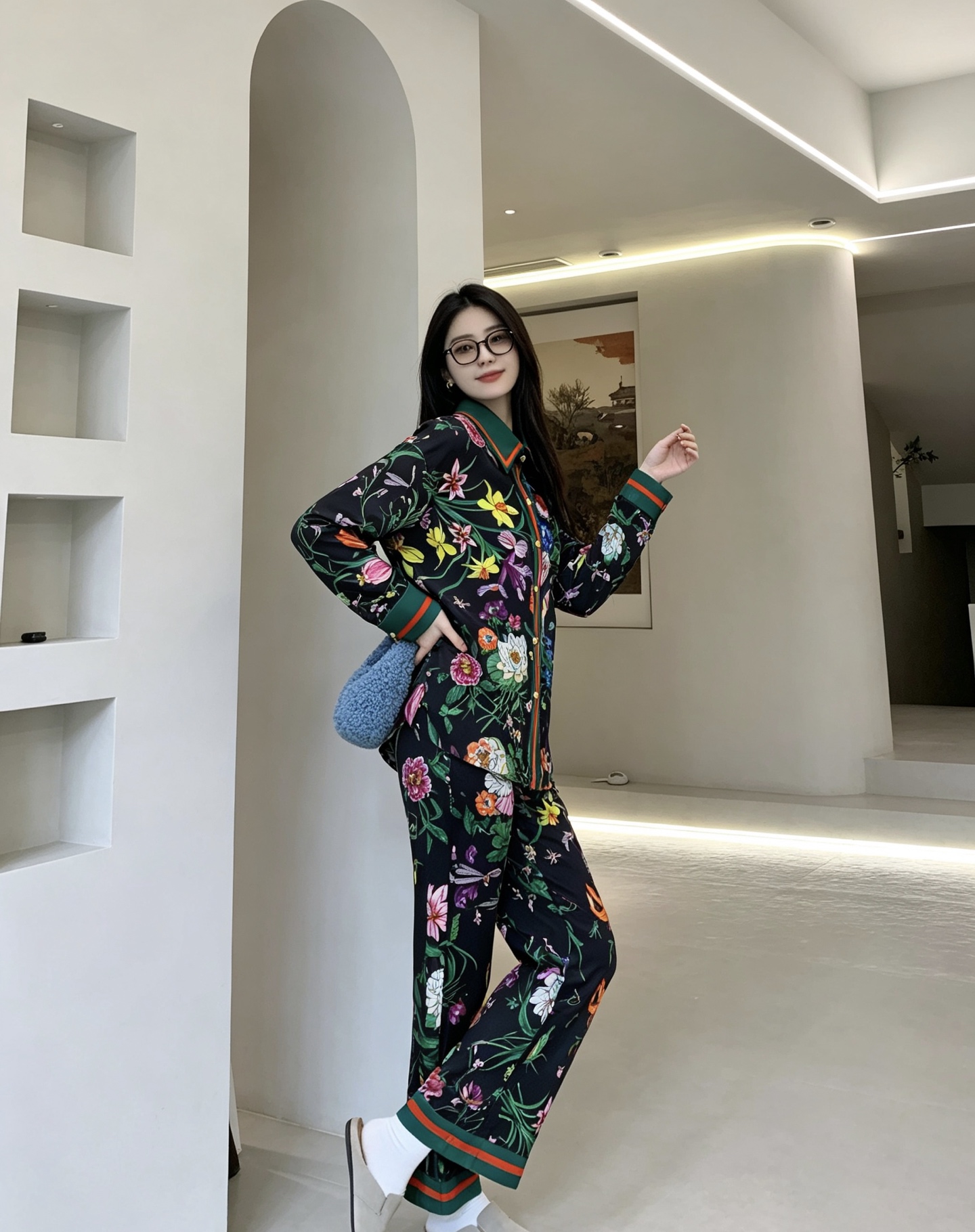 NO:922857,Style No. G2607800 GUCC* new high-end customized silky fiber satin material, bee flower green leaf plant printed pajama style home set!  Single row of metal buttons, red and green stripes, contrasting edges, lapels, long-sleeved shirt top, drawstring style, pockets on both sides, elastic waist, wide-leg trousers!  (L size shoulder width 51, chest 112, sleeve length 56, clothing length 71; waist 66 ~ 94 elastic, hip 100, pants length 104) batch,, gucci, shirts, silk fabric,19860909款号G2607800 GUCC*新款高端定制丝滑纤维绸缎面材质面料、蜜蜂花朵绿叶植物印花睡衣风居家套装！单排金属纽扣红绿条纹撞色包边翻领长袖衬衫上衣抽绳式两侧插兜松紧腰阔腿裤长裤！ （L码肩宽51,胸围112,袖长56,衣长71；腰围66～94松紧弹力,臀围100,裤长104）批,,gucci,shirts,silk fabric,,Women's clothing