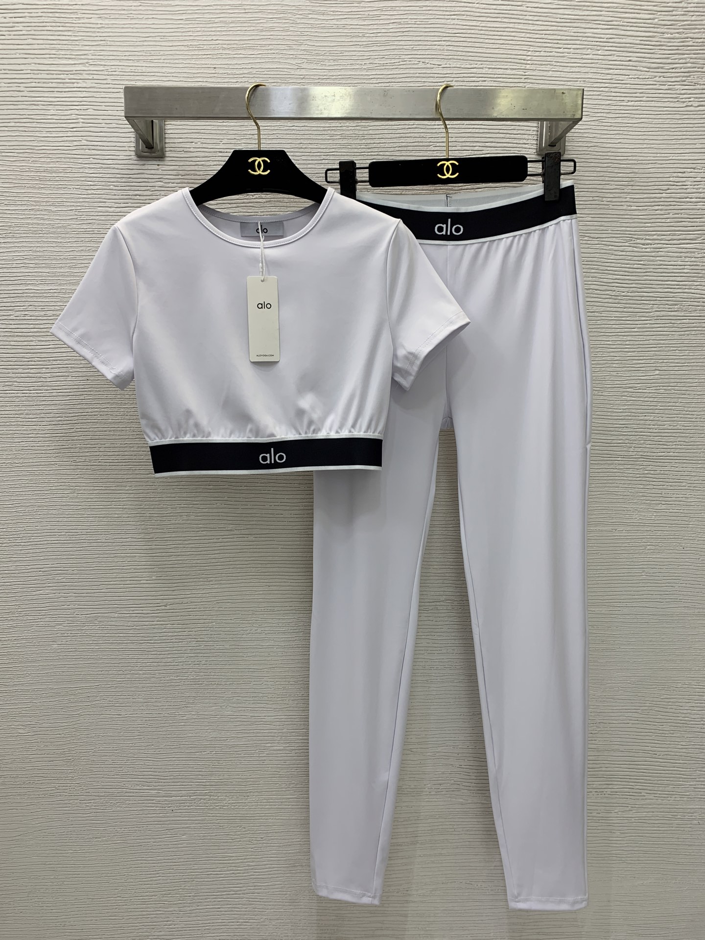 NO:924116,Model No. D26070810 Aloyoga’s new fitness yoga sports suit!  Contrast color hemmed webbing splicing fabric short T-shirt top butt lift slim stretch tight leggings!  Black/Pink/White, (M size shoulder width 37, bust 84, sleeve length 16, clothing length 38; waist 64 elastic, hip 84, pants length 101) batch,, tees, t-shirt,19860909款号D26070810 Aloyoga新款健身瑜伽运动套装！撞色包边织带拼接面料短款T恤上衣提臀修身弹力紧身打底裤！黑/粉/白,  （M码肩宽37,胸围84,袖长16,衣长38；腰围64可弹力,臀围84,裤长101）批,,tees，t-shirt,,Women's clothing