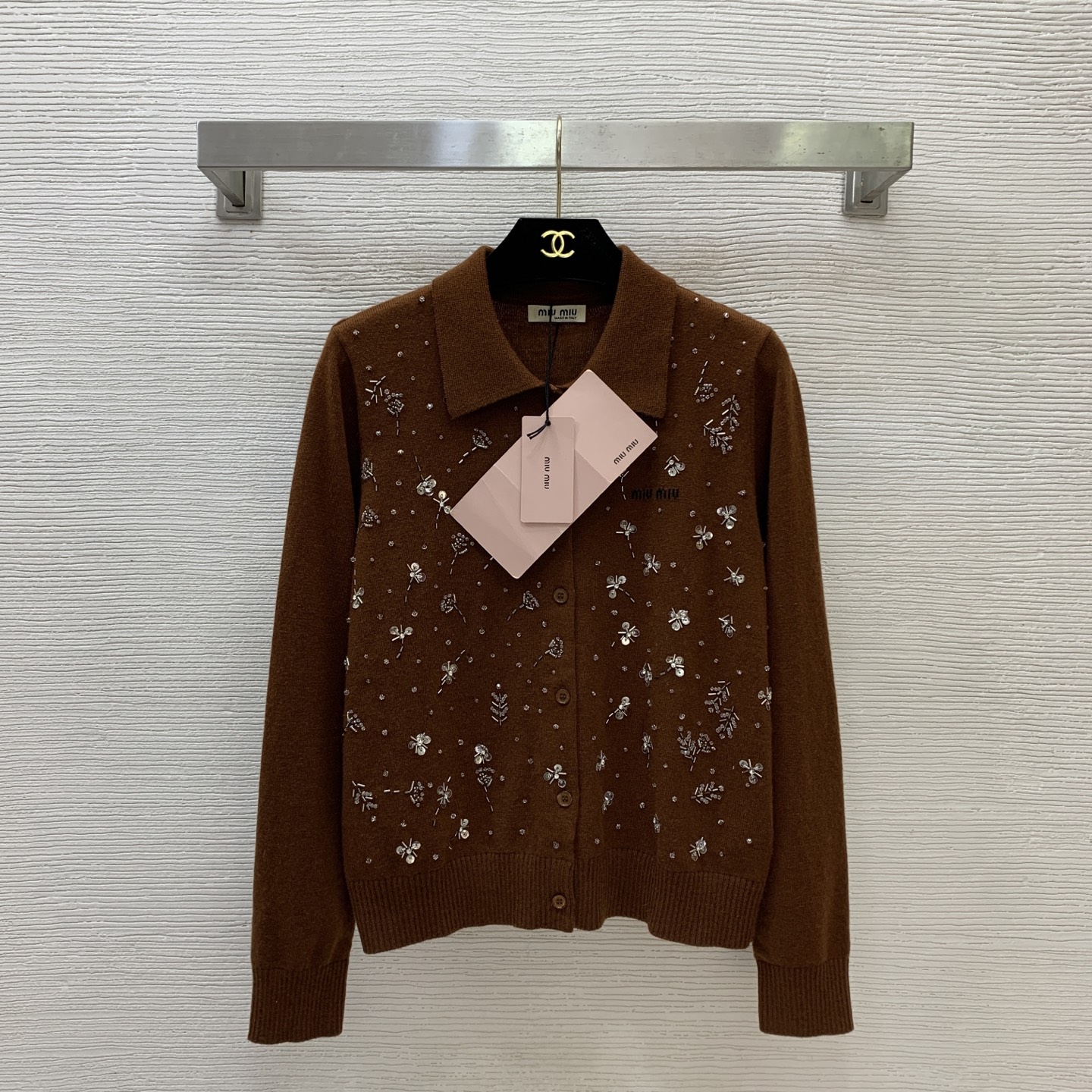 NO:927970,Style No. G26071067 MIUMI*U Miaojia’s new high-end customized cashmere fabric is soft, waxy and skin-friendly!  Small letter logo on the chest, heavy beading and sequins all over the body, single-breasted open lapel long-sleeved knitted cardigan top!  Navy blue/gray/coffee, (M size shoulder width 36, bust 94, sleeve length 58, dress length 54), Miu Miu-clothing, miumiu,19860909款号G26071067 MIUMI*U缪家新款高端定制山羊绒面料软糯亲肤！胸前字母logo小徽标满身重工钉珠亮片、单排扣开襟翻领长袖针织开衫上衣！藏蓝/灰色/咖色, （M码肩宽36,胸围94,袖长58,衣长54）,缪缪-服装,miumiu,,Women's clothing