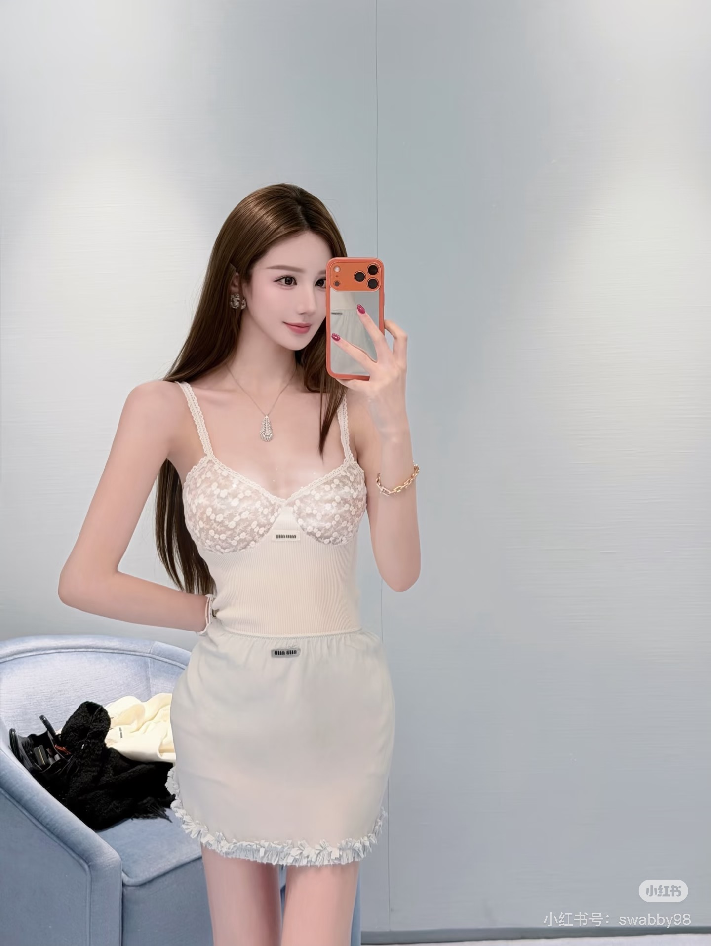 NO:921826,Model No. D26070970 MIUMI*U New model with letter logo on the chest, see-through sexy lace splicing knitted elastic slim fit V-neck suspender dress!  White (one size fits all, bust 54, skirt length 86) batch,,miumiu,skirts,19860909款号D26070970 MIUMI*U缪家新款 胸前字母logo徽标透视性感蕾丝拼接针织弹力修身显瘦V领吊带连衣裙！白色（均码胸围54,裙长86）批,,miumiu,skirts,,Women's clothing