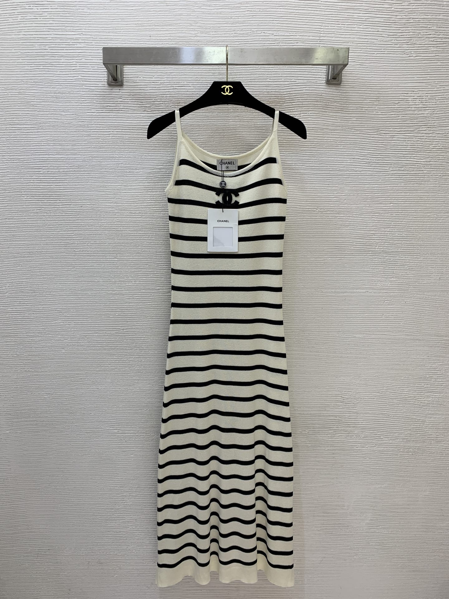 NO:924157,Model No. D26071146 CHANE*L new model, ladylike style, contrasting color stripes, double C badge decoration on the chest, slim fit, stretch knitted jumpsuit, suspender long skirt!  Navy blue, apricot, (one-size-fits-all bust 68, skirt length 122/fabric elastic large size is for reference only) batch,,chanel,skirts,19860909款号D26071146 CHANE*L新款 气质名媛风撞色条纹胸口双C徽章装饰修身显瘦弹力针织连衣吊带长裙！藏蓝色、杏色、（均码胸围68,裙长122/面料弹力大尺寸仅供参考）批,,chanel,skirts,,Women's clothing