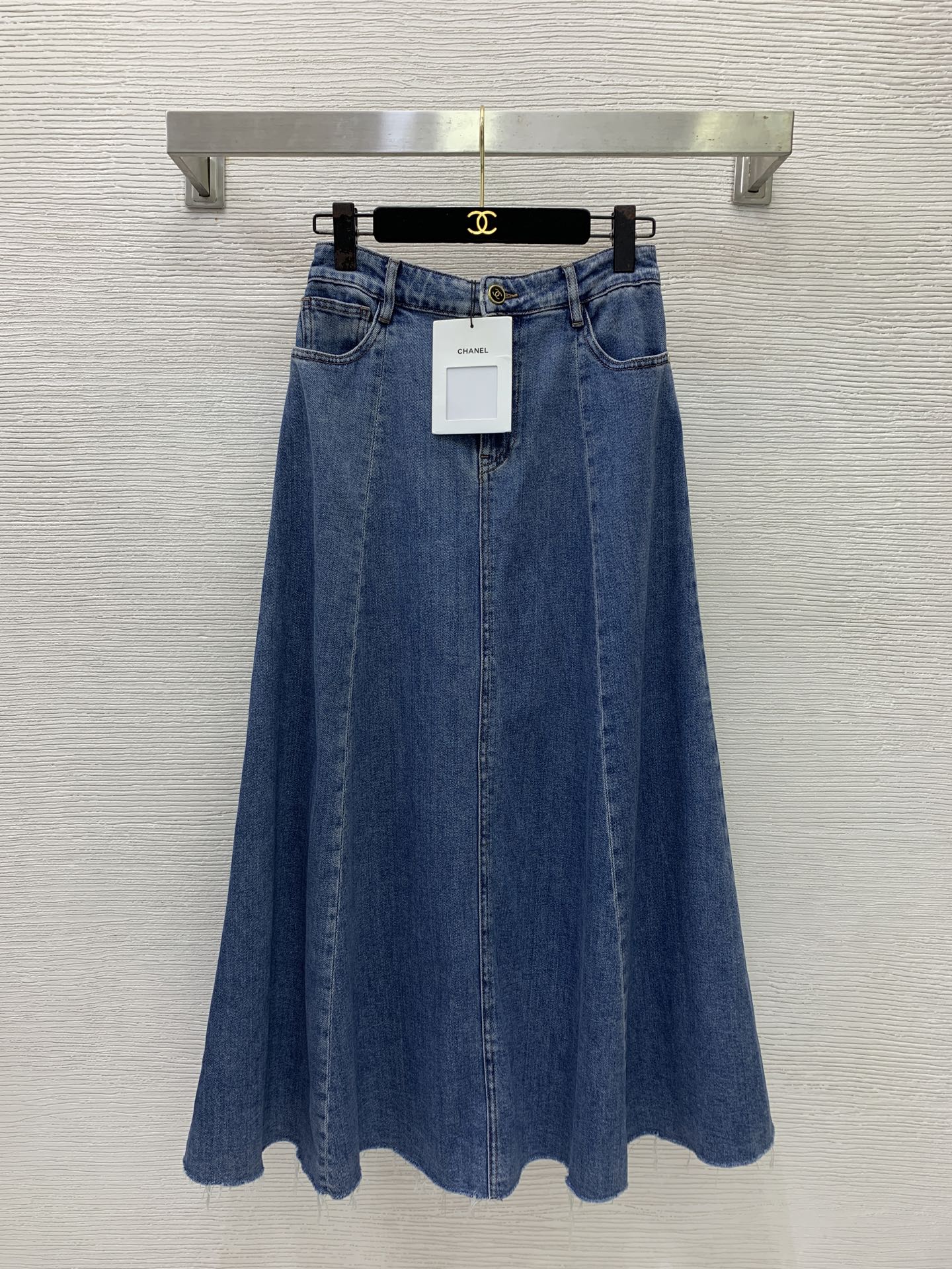 NO:924106,Model No. G26071174 CHANE*L new style high-end customized washed denim fabric, raw edge cutting technology at the hem, gold-edged buttons, zip fly, leather patch patch pockets on the back, double C stitching logo, high-waisted slim long denim skirt!  Blue, 26-27-28-29-30 (size 28: waist 64 non-elastic, skirt length 92) batch,,chanel,skirts,19860909款号G26071174 CHANE*L新款 高端定制水洗牛仔面料,下摆毛边裁剪工艺、金边纽扣拉链门襟后背皮牌拼贴口袋双C车缝线logo高腰显瘦长款牛仔半身裙！蓝色、26-27-28-29-30（28码:腰围64无弹力,裙长92）批,,chanel,skirts,,Women's clothing