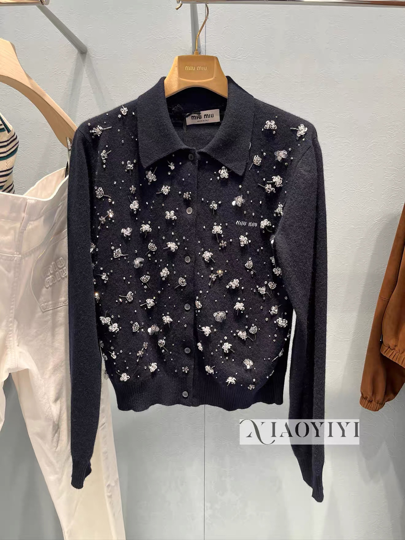 NO:924107,Style No. G26071067 MIUMI*U Miaojia’s new high-end customized cashmere fabric is soft, waxy and skin-friendly!  Small letter logo on the chest, heavy beading and sequins all over the body, single-breasted open lapel long-sleeved knitted cardigan top!  Navy blue/grey/coffee, (size M shoulder width 36, bust 94, sleeve length 58, dress length 54) approved!  ,,miumiu,19860909款号G26071067 MIUMI*U缪家新款高端定制山羊绒面料软糯亲肤！胸前字母logo小徽标满身重工钉珠亮片、单排扣开襟翻领长袖针织开衫上衣！藏蓝/灰色/咖色, （M码肩宽36,胸围94,袖长58,衣长54）批！,,miumiu,,Women's clothing