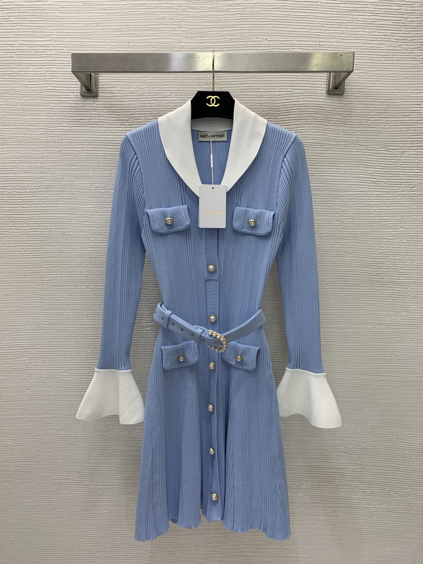 NO:926888,Style No. D71289 Self-Portrai* 2026 new SP home customized pit striped knitted fabric, gold edge inlaid pearl buttons, single-breasted placket, lapels, contrasting splicing, trumpet sleeves, slim fit, long-sleeved knitted dress belt!  Blue, (M size bust 70, waist 54, sleeve length 60, skirt length 88) batch m,,skirts,19860909款号D71289 Self-Portrai*2026年新款SP家定制竖坑条纹针织面料、金边镶嵌珍珠扣单排扣门襟翻领撞色拼接喇叭袖修身显瘦长袖针织连衣裙腰带！蓝色、 （M码胸围70,腰围54,袖长60,裙长88）批m,,skirts,,Women's clothing