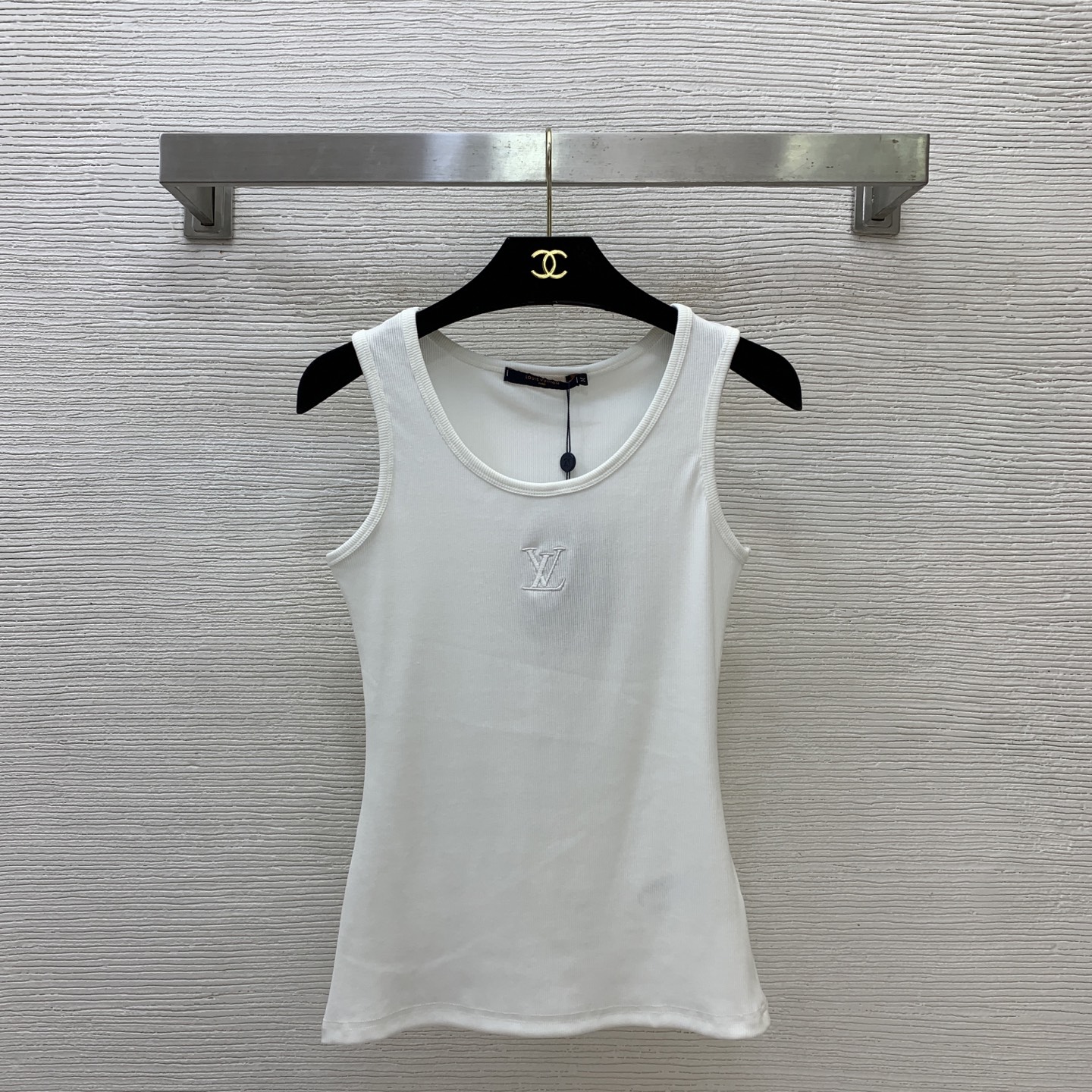 NO:924149,Model No. D26071122 LOUIS*Lvjia LV’s new style is simple, versatile and fashionable, with a logo embroidered on the chest, a slim-fitting base layer with a sleeveless vest knitted top!  Black/blue/white, (M size bust 66, length 56) batch,,louis vuitton,louis vuitton,louis vuitton,louis vuitton,19860909款号D26071122 LOUIS*驴家LV新款 简约百搭时尚胸口刺绣logo标志修身显瘦打底内搭无袖背心针织上衣！黑色/蓝色/白色,（M码胸围66,衣长56）批,,louis vuitton,louis vuitton,louis vuitton,louis vuitton,,Women's clothing