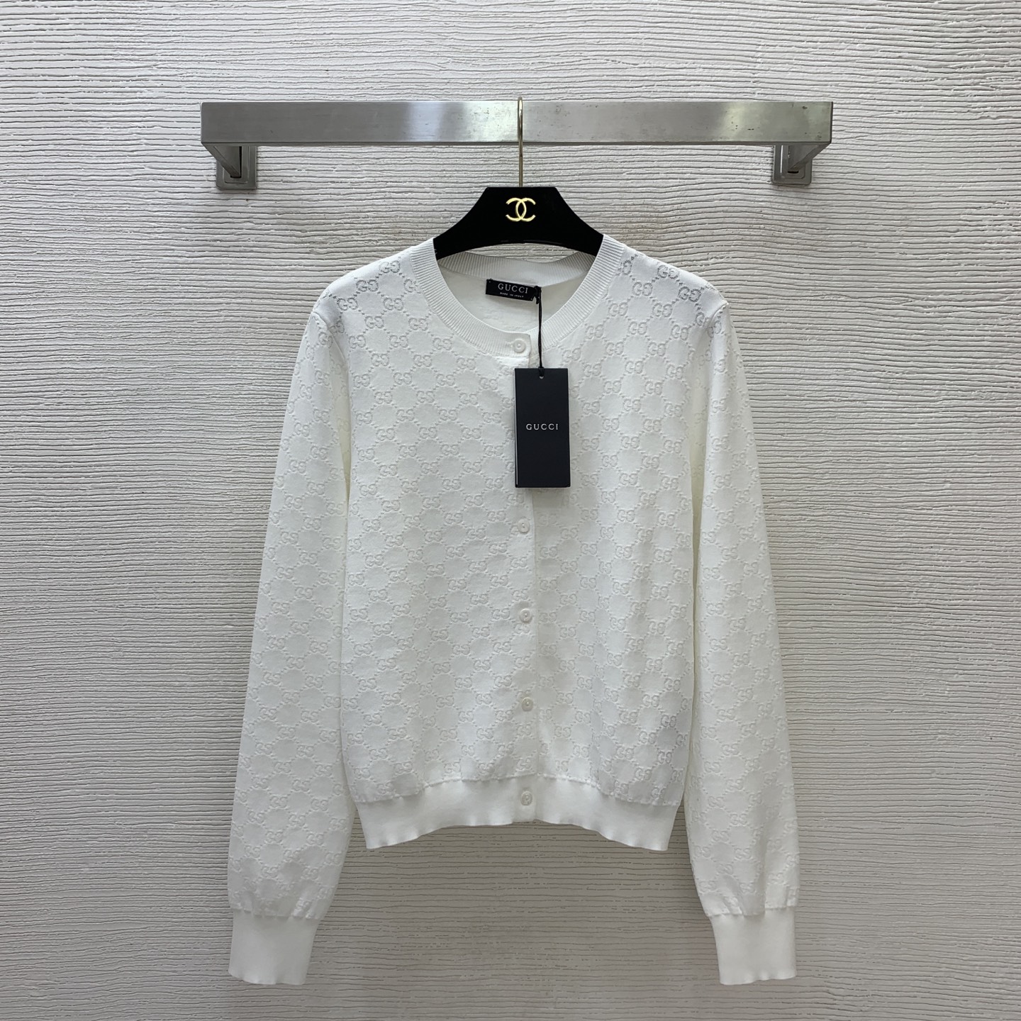 NO:927990,Style No. G26071166 GUCC* new high-end customized all-over double GG jacquard, molded custom engraved letter logo buttons, single-breasted placket, round neck, long-sleeved, short knitted cardigan top!  Pink, white, (M size shoulder width 37, bust 92, sleeve length 63, dress length 55), Gucci-clothing, gucci, gucci,19860909款号G26071166 GUCC*新款高端定制 通体字母双GG提花、开模定制刻字母logo纽扣单排扣开襟圆领长袖短款针织开衫上衣！粉色、白色、 （M码肩宽37,胸围92,袖长63,衣长55）,古驰-服装,gucci,gucci,,Women's clothing