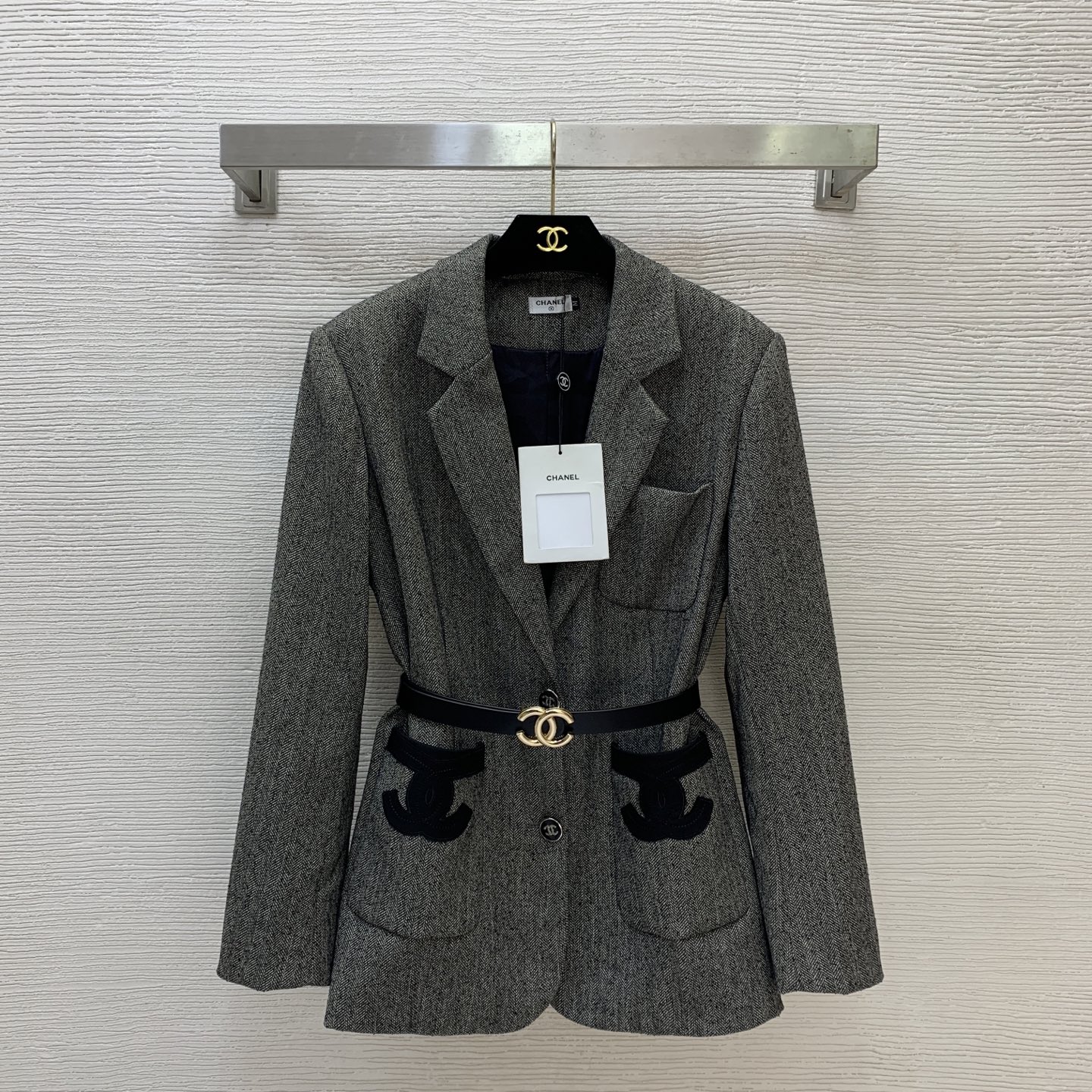NO:928056,Model No. D71498 CHANE*L new customization, dark jacquard lining, ladylike style pockets, double C decoration, two buttons, long sleeves, lapel, slub suit jacket belt!  (M size has shoulder width 39 with shoulder pads, bust 106, sleeve length 58, dress length 71) batch,,chanel,jackets & coats,business suit,19860909款号D71498 CHANE*L新款定制 内里暗纹提花、名媛小香风口袋双C装饰两粒扣长袖翻领粗纺西装外套腰带！ （M码肩宽39有垫肩,胸围106,袖长58,衣长71）批,,chanel,jackets & coats,business suit,,Women's clothing