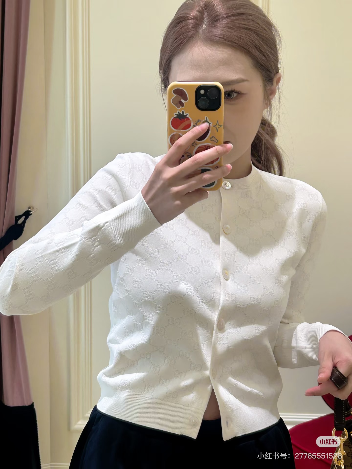 NO:924132,Style No. G26071166 GUCC* new high-end customized all-over double GG jacquard, molded custom engraved letter logo buttons, single-breasted placket, round neck, long-sleeved, short knitted cardigan top!  Pink, white, (M size shoulder width 37, bust 92, sleeve length 63, dress length 55) batch,,gucci,19860909款号G26071166 GUCC*新款高端定制 通体字母双GG提花、开模定制刻字母logo纽扣单排扣开襟圆领长袖短款针织开衫上衣！粉色、白色、 （M码肩宽37,胸围92,袖长63,衣长55）批,,gucci,,Women's clothing