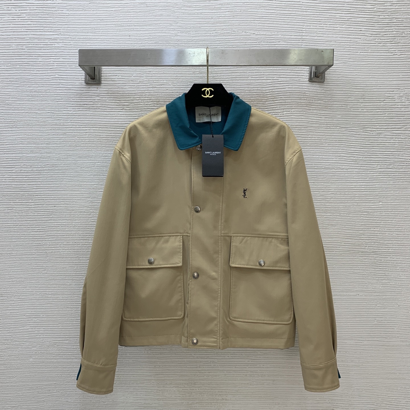 NO:931224,Style No. G26071612 Reversible Yves Saint Laurent new YSL high-end customized fabric with crisp and stylish shape!  Work style, fashionable and versatile, chest badge embroidery, contrasting color lapel, engraved letter buttons, single-breasted double-pocket design, long-sleeved jacket, coat top!  36-38-40-42 (S size/F36 size: shoulder width 49, bust 106, sleeve length 54, dress length 57) batch,,saint laurent,saint laurent,jackets & coats,jackets & coats,19860909款号G26071612 双面穿圣罗兰 新款YSL高端定制面料版型挺括有型！工装风时髦百搭胸前徽章刺绣工艺撞色翻领刻印字母纽扣单排扣双口袋设计长袖夹克外套上衣！36-38-40-42（S码/F36码:肩宽49,胸围106,袖长54,衣长57）批,,saint laurent,saint laurent,jackets & coats,jackets & coats,,Women's clothing