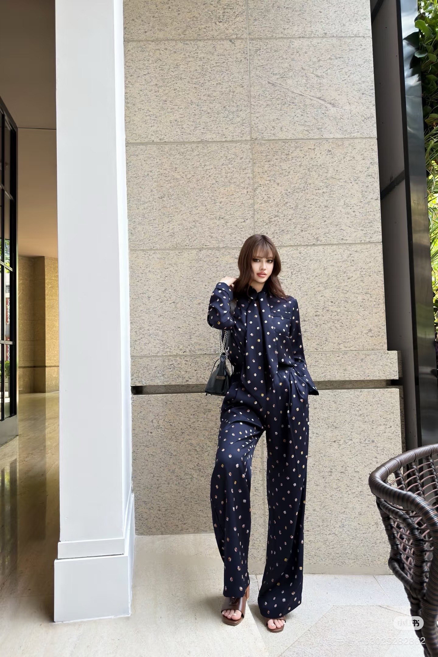 NO:926838,Style No. G26071271 LOUIS*LV’s new high-end boutique customization Ouyang Nana’s same silky satin square box printed two-piece suit!  Personalized design, one-sided lapel, streamer, button placket, loose temperament, long-sleeved shirt top, letter logo webbing waist, loose wide-leg pants and trousers!  (S size shoulder width 39, chest 100, sleeve length 58, clothing length 65; waist 62 ~ 72, hip 100, pants length 101) batch,, louis vuitton, louis vuitton, louis vuitton, louis vuitton, shirts, silk fabric,19860909款号G26071271 LOUIS*驴家LV新款高端精品定制 欧阳娜娜同款丝滑绸缎方盒印花两件套装！个性设计单边翻领飘带系扣门襟宽松气质长袖衬衫上衣字母logo织带腰拼接宽松阔腿裤长裤！ （S码肩宽39,胸围100,袖长58,衣长65；腰围62～72,臀围100,裤长101）批,,louis vuitton,louis vuitton,louis vuitton,louis vuitton,shirts,silk fabric,,Women's clothing