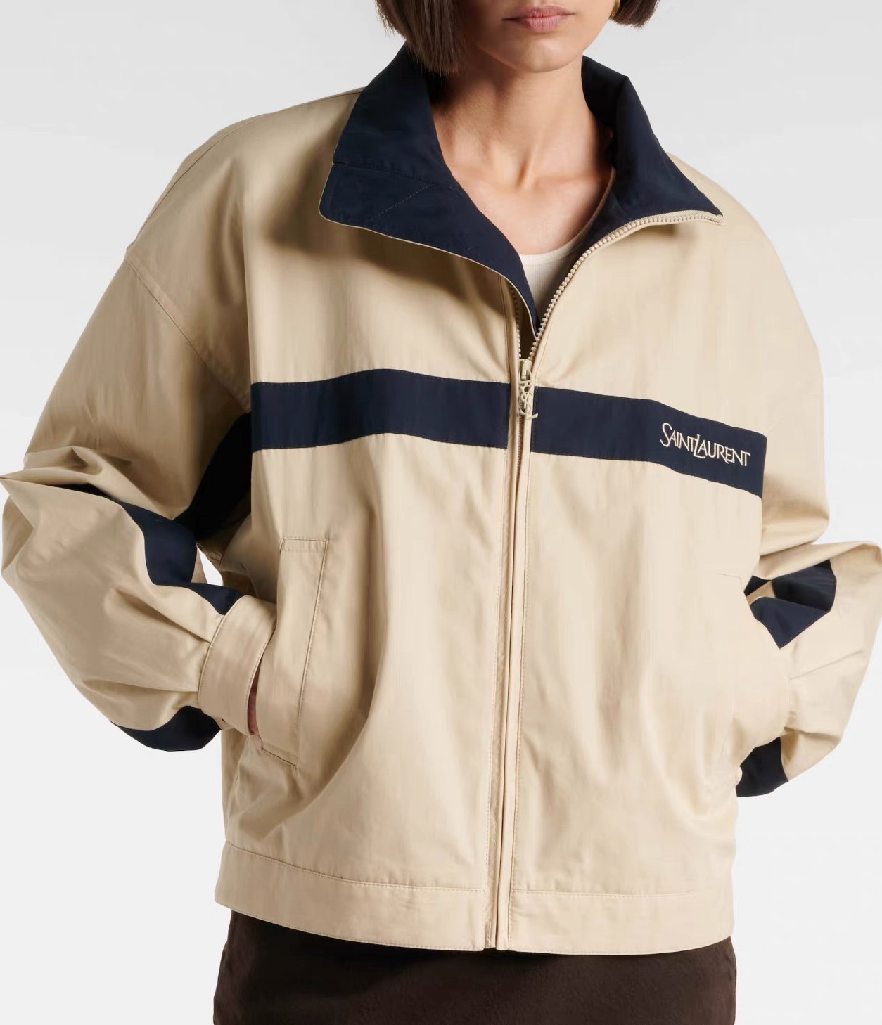 NO:931754,Style No. G26071582 Saint Laurent New YSL high-end boutique customization Detachable fishbone support on the shoulders, gold fishbone chain decoration on the collar, workwear style, fashionable and versatile embroidered logo badge, contrasting blue stripes, custom zipper placket, stand collar, long-sleeved jacket!  Navy blue, khaki, 36-38-40-42 (shoulder width S/F36 57, chest 124, sleeve length 55, dress length 61), saint laurent-clothing, saint laurent, saint laurent, jackets & coats, jackets & coats,19860909款号G26071582 圣罗兰 新款YSL高端精品定制 肩部可拆卸鱼骨支撑、领口金色鱼骨链装饰工装风时髦百搭刺绣logo徽章撞色蓝条定制拉链门襟立领长袖夹克外套！藏蓝色、卡其色、36-38-40-42（S码/F36码肩宽57,胸围124,袖长55,衣长61）,圣罗兰-服装,saint laurent,saint laurent,jackets & coats,jackets & coats,,Women's clothing