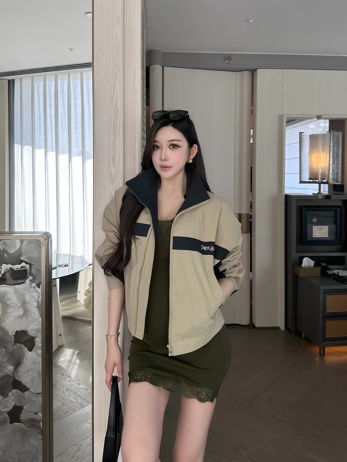 NO:929462,Style No. G26071582 Saint Laurent New YSL high-end boutique customization Detachable fishbone support on the shoulders, golden fishbone chain decoration on the collar, workwear style, fashionable and versatile embroidered logo badge, contrasting blue stripes, custom zipper placket, stand collar, long-sleeved short jacket!  Navy blue, khaki, 36-38-40-42 (shoulder width S/F36 57, chest 124, sleeve length 55, dress length 61) batch,,saint laurent,saint laurent,jackets & coats,jackets & coats,19860909款号G26071582 圣罗兰 新款YSL高端精品定制 肩部可拆卸鱼骨支撑、领口金色鱼骨链装饰工装风时髦百搭刺绣logo徽章撞色蓝条定制拉链门襟立领长袖短款夹克外套！藏蓝色、卡其色、36-38-40-42（S码/F36码肩宽57,胸围124,袖长55,衣长61）批,,saint laurent,saint laurent,jackets & coats,jackets & coats,,Women's clothing