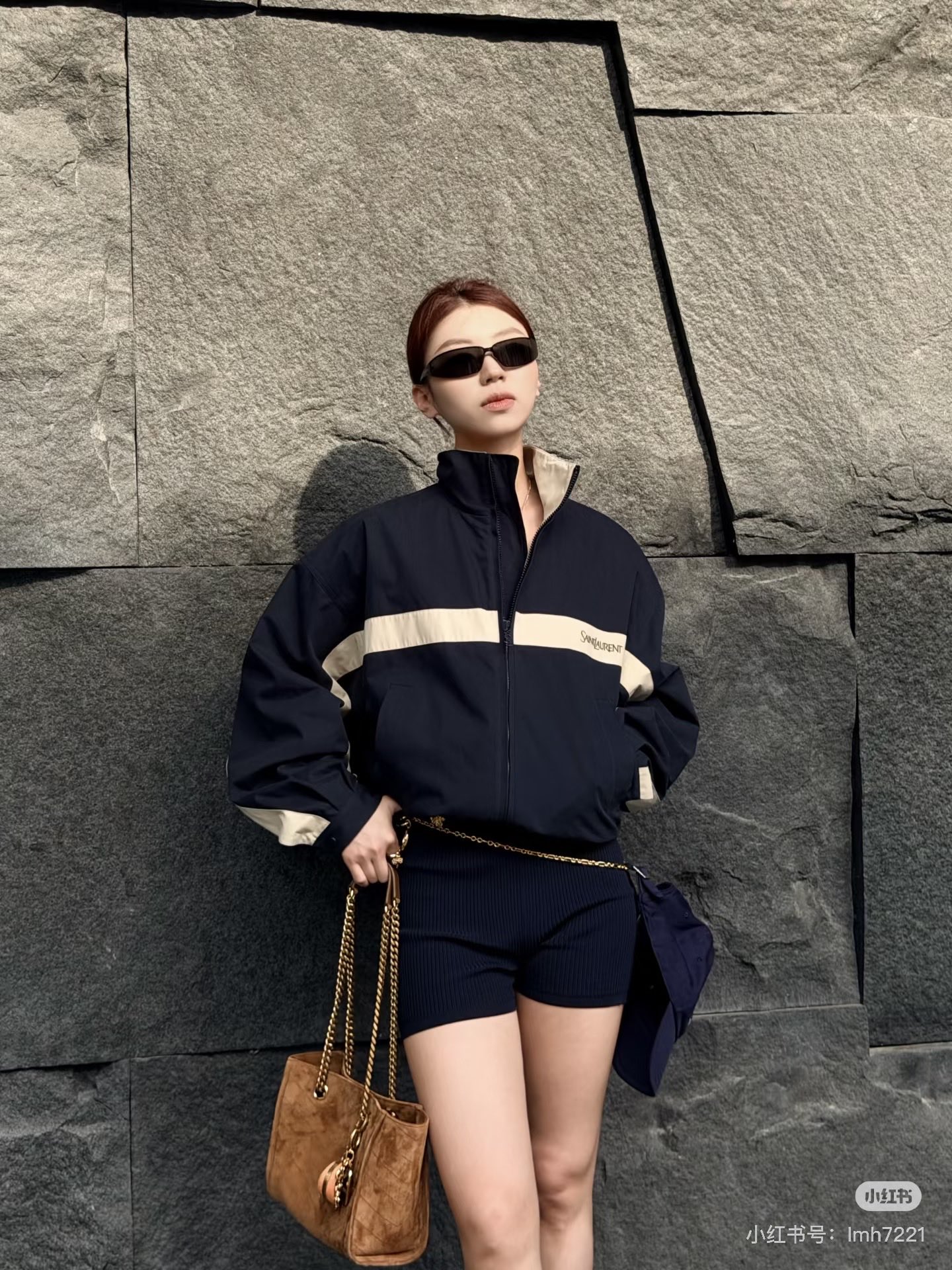 NO:929446,Style No. G26071582 Saint Laurent New YSL high-end boutique customization Detachable fishbone support on the shoulders, golden fishbone chain decoration on the collar, workwear style, fashionable and versatile embroidered logo badge, contrasting blue stripes, custom zipper placket, stand collar, long-sleeved short jacket!  Navy blue, khaki, 36-38-40-42 (shoulder width S/F36 57, chest 124, sleeve length 55, dress length 61) batch,,saint laurent,saint laurent,jackets & coats,jackets & coats,19860909款号G26071582 圣罗兰 新款YSL高端精品定制 肩部可拆卸鱼骨支撑、领口金色鱼骨链装饰工装风时髦百搭刺绣logo徽章撞色蓝条定制拉链门襟立领长袖短款夹克外套！藏蓝色、卡其色、36-38-40-42（S码/F36码肩宽57,胸围124,袖长55,衣长61）批,,saint laurent,saint laurent,jackets & coats,jackets & coats,,Women's clothing