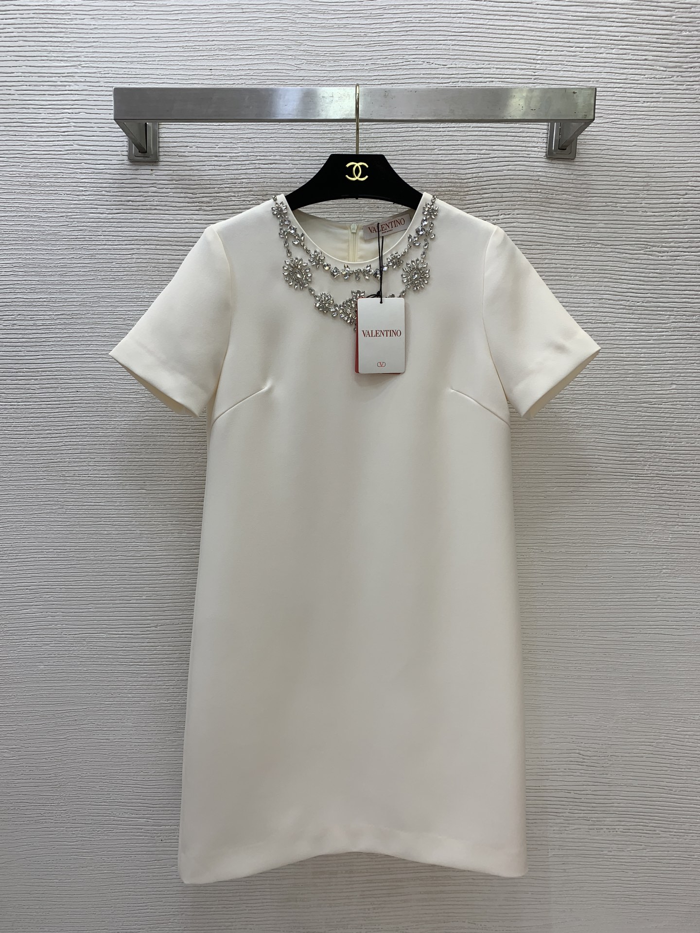 NO:931201,Model No. G26071653 VALENTIN*O Warren's new high-end custom-made simple and fashionable gold-style high-end full-neckline short-sleeved round-neck dress with heavy-duty diamond workmanship!  Classic black/tender pink/off-white, (S size bust 84, sleeve length 20, skirt length 87) batch,,valentino,valentino,skirts,T-shirt,19860909款号G26071653 VALENTIN*O华伦家新款 高端定制简约时尚千金风高级感拉满领口处重工镶钻工艺短袖圆领连衣裙！经典黑/嫩粉色/米白色, （S码胸围84,袖长20,裙长87）批,,valentino,valentino,skirts,T-shirt,,Women's clothing