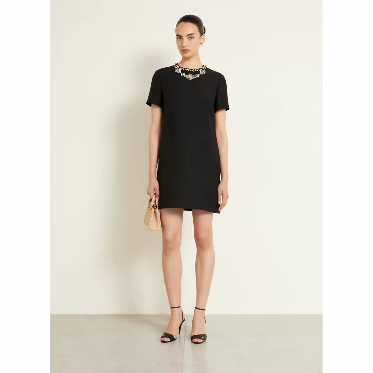 NO:932424,Model No. G26071653 VALENTIN*O Warren's new high-end custom-made simple and fashionable gold-style high-end full-neckline short-sleeved round-neck dress with heavy-duty diamond workmanship!  Classic black/baby pink/off-white, (S size bust 84, sleeve length 20, skirt length 87), Valentino-clothing, valentino, valentino, skirts, T-shirt,19860909款号G26071653 VALENTIN*O华伦家新款 高端定制简约时尚千金风高级感拉满领口处重工镶钻工艺短袖圆领连衣裙！经典黑/嫩粉色/米白色, （S码胸围84,袖长20,裙长87）,华伦天奴-服装,valentino,valentino,skirts,T-shirt,,Women's clothing