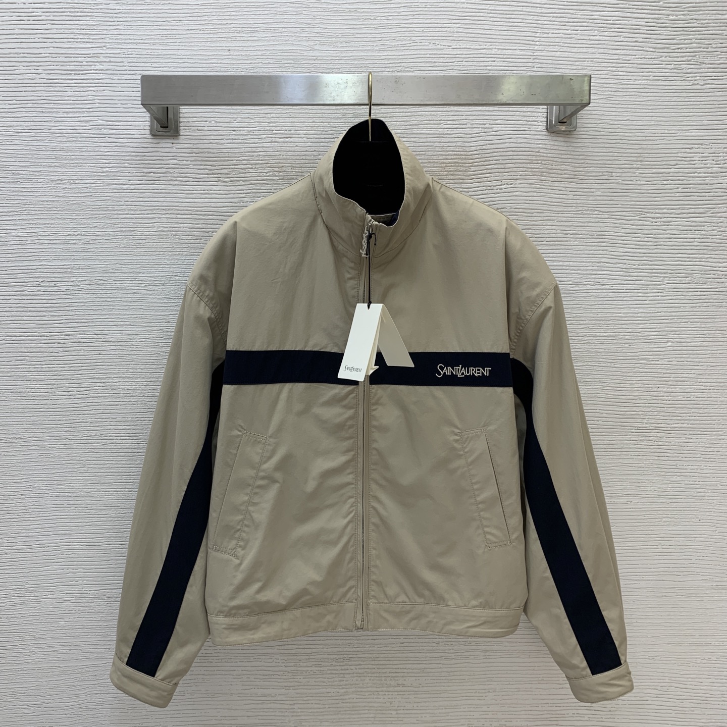 NO:929453,Style No. G26071582 Saint Laurent New YSL high-end boutique customization Detachable fishbone support on the shoulders, gold fishbone chain decoration on the collar, workwear style, fashionable and versatile embroidered logo badge, contrasting blue stripes, custom zipper placket, stand collar, long-sleeved jacket!  Navy blue, khaki, 36-38-40-42 (shoulder width S/F36 57, chest 124, sleeve length 55, dress length 61) batch,,saint laurent,saint laurent,jackets & coats,jackets & coats,19860909款号G26071582 圣罗兰 新款YSL高端精品定制 肩部可拆卸鱼骨支撑、领口金色鱼骨链装饰工装风时髦百搭刺绣logo徽章撞色蓝条定制拉链门襟立领长袖夹克外套！藏蓝色、卡其色、36-38-40-42（S码/F36码肩宽57,胸围124,袖长55,衣长61）批,,saint laurent,saint laurent,jackets & coats,jackets & coats,,Women's clothing