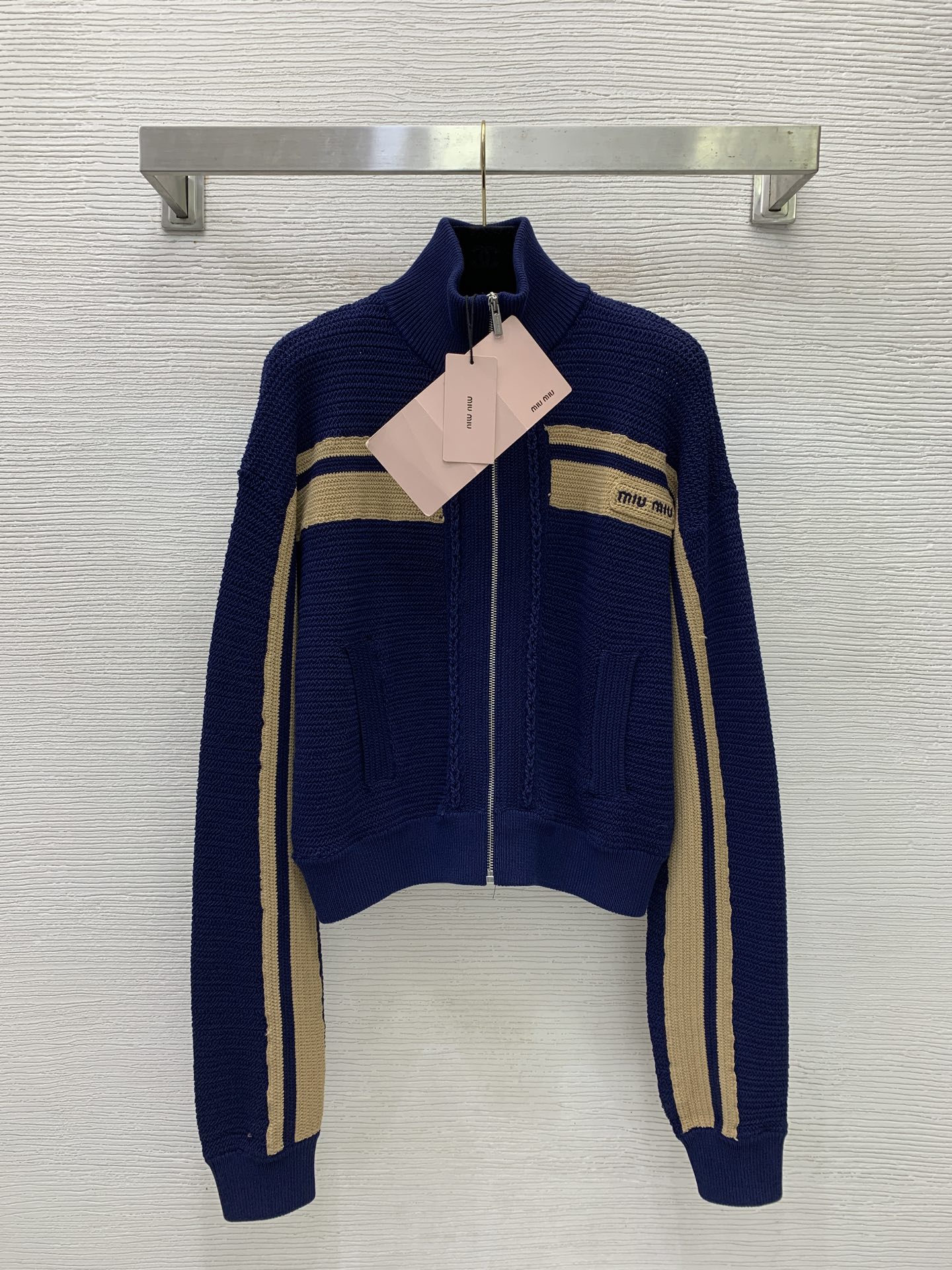 NO:929385,Model No. G26071567 MIUMI*U Miujia's new high-end customized European goods, high-quality, thickened style, age-reducing fashion, letter logo logo on the chest, contrasting stripes, stand-up collar, zipper knitted thick cardigan jacket!  36-38-40 (size 38 shoulder width 51, bust 108, sleeve length 60, dress length 50) batch,,miumiu,jackets & coats,19860909款号G26071567 MIUMI*U缪家新款 高端定制欧货精品质量加厚款减龄时尚胸前字母logo徽标撞色条纹立领拉链针织厚开衫外套！36-38-40（38码肩宽51,胸围108,袖长60,衣长50）批,,miumiu,jackets & coats,,Women's clothing