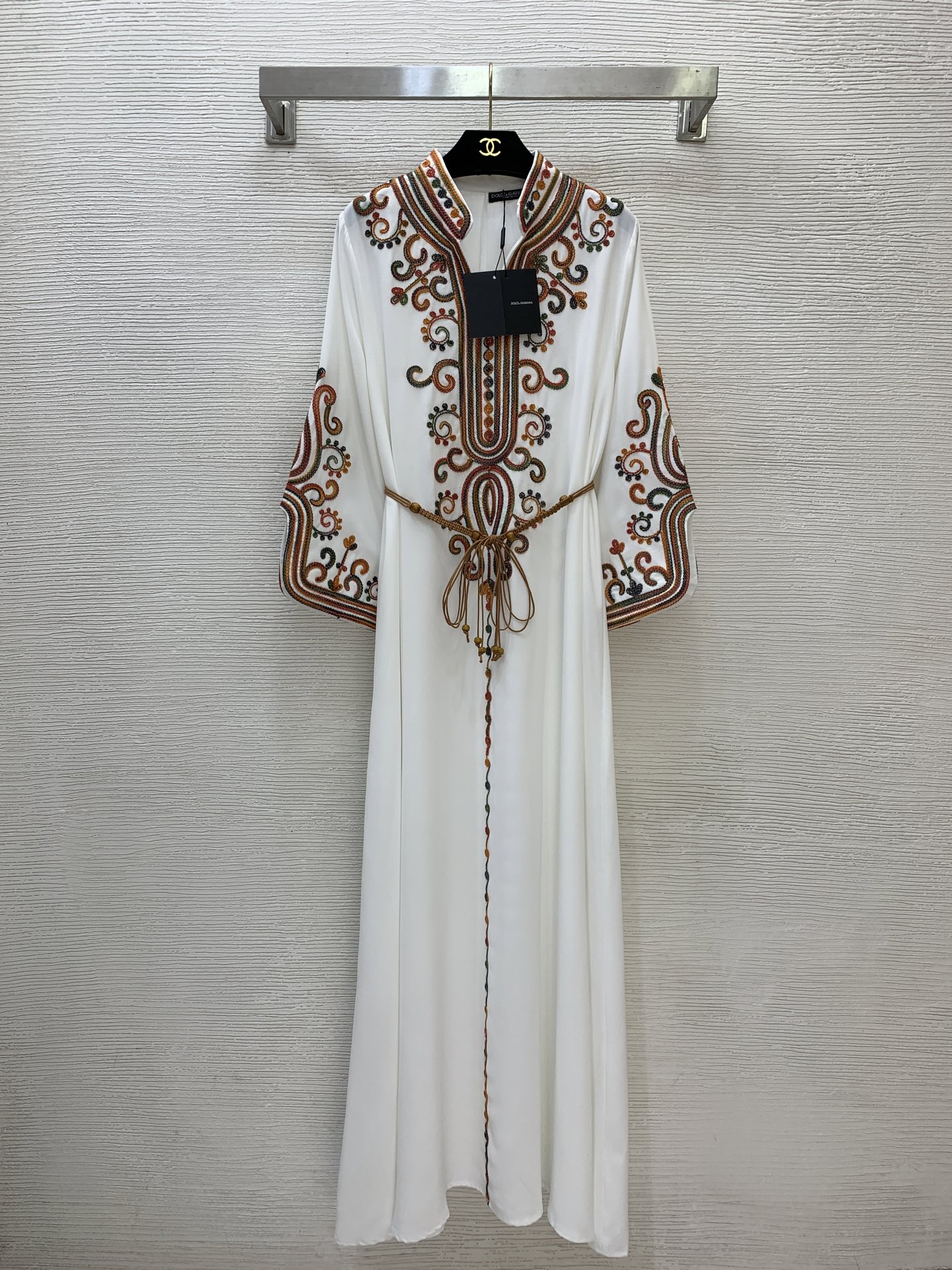 NO:931237,Style number D26071622 & Dolce & Gabbana DG* new ethnic style retro embroidered holiday long skirt!  The collar placket and cuffs are made with retro patterns, gold threads are woven with heavy embroidery craftsmanship, and the belt and rope tighten the waist to make you look slimmer. The long sleeves are loose and the long three-quarter sleeve dress comes with a waist rope!  Green, white, (S size shoulder width 39, bust 104, sleeve length 52, skirt length 145) batch,,Dolce&Gabbana,skirts,19860909款号D26071622 &杜嘉班纳DG*新款民族风复古绣花度假长裙！领子门襟袖口处做有复古花纹金丝线编织重工刺绣工艺、腰带绳索收腰显瘦长袖宽松版长款七分袖连衣裙配腰绳！绿色、白色、  （S码肩宽39,胸围104,袖长52,裙长145）批,,Dolce&Gabbana,skirts,,Women's clothing