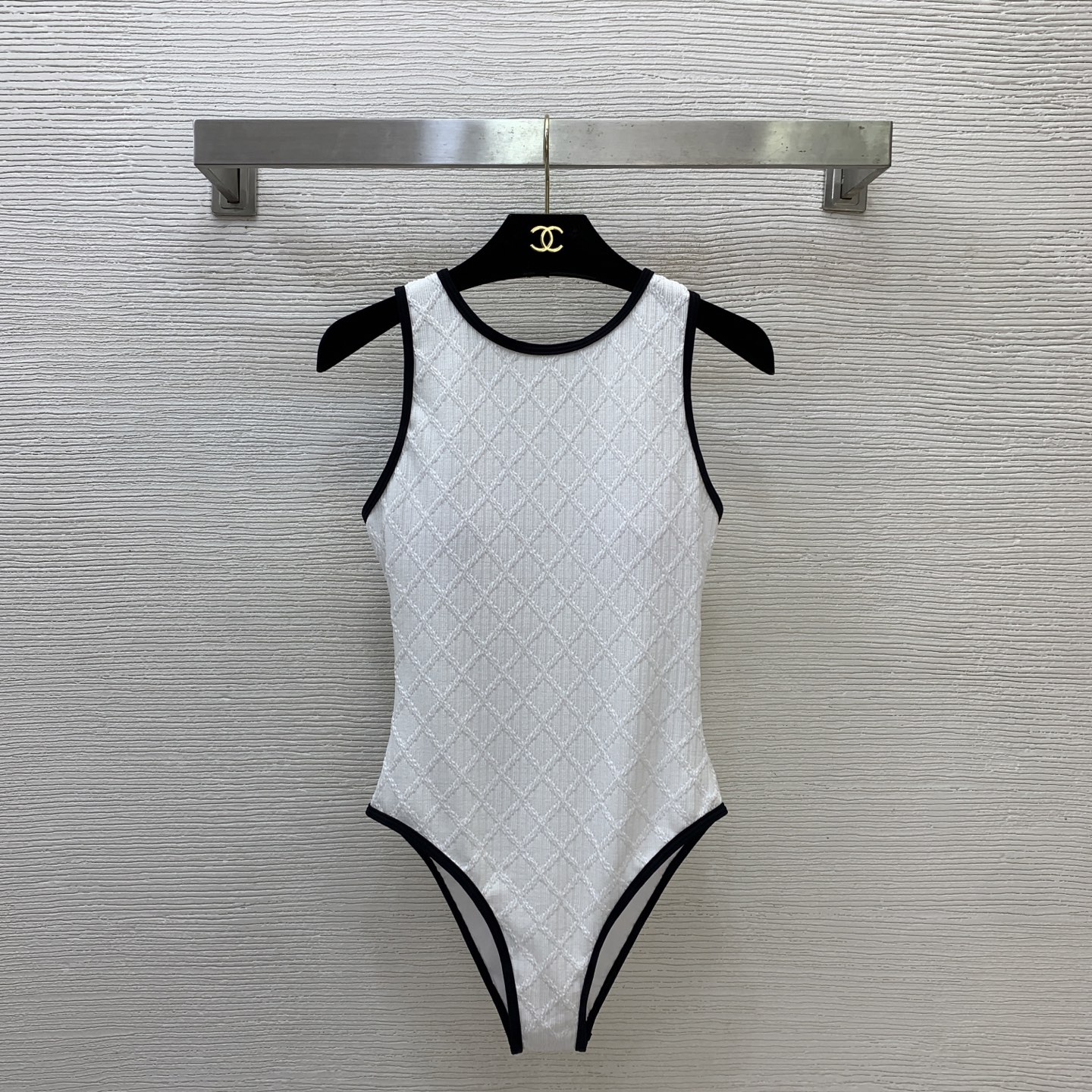 NO:928035,Model No. D26071490 CHANE*L new style, elegant and fragrant rhombus pattern, contrasting color edging, double C hardware decoration on the back, sexy backless hollow design, slimming one-piece swimsuit tight top (with chest pad) red/black/white, a must-have for seaside resorts, hot springs and swimming pools!   , batch,,chanel,swimsuits,19860909款号D26071490 CHANE*L新款 气质小香风菱格纹撞色包边、背后双C五金配件装饰性感露背挖空设计修身显瘦连体泳衣紧身上衣（有胸垫）红色/黑色/白色,海边度假温泉泳池必备！  、批,,chanel,swimsuits,,Women's clothing