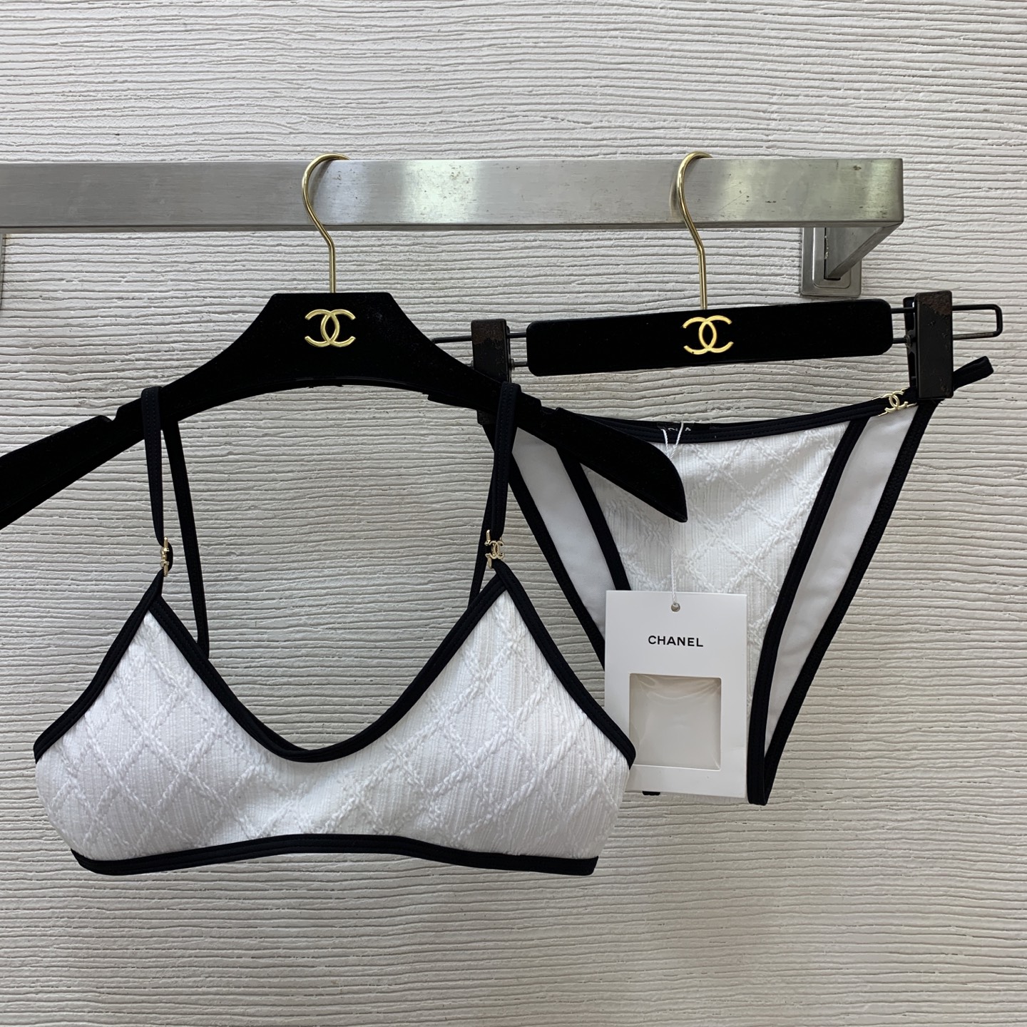 NO:928025,Model No. D26071490 CHANE*L new fashionable and sexy bikini split swimsuit set!  Three-dimensional rhombus pattern, contrasting color binding, hardware accessories behind the shoulders, decorative bra, underwear (breast pads) and briefs!  Red/black/white, a must-have for seaside resort hot spring pools!   , batch,,chanel,swimsuits,bikinis,19860909款号D26071490 CHANE*L新款时尚性感比基尼分体泳衣套装！立体菱格纹撞色包边肩部背后五金配件装饰文胸内衣（胸垫）三角内裤！红色/黑色/白色,海边度假温泉泳池必备！  、批,,chanel,swimsuits,bikinis,,Women's clothing