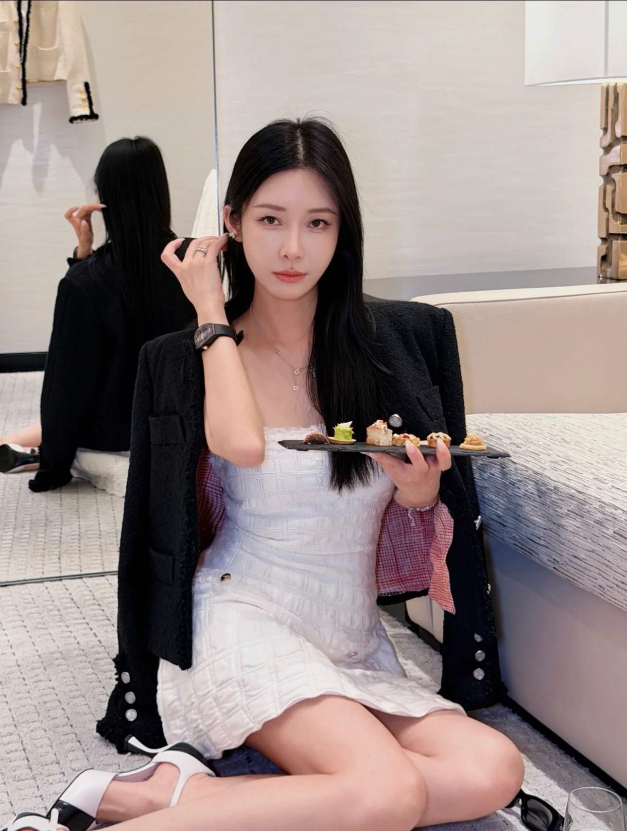 NO:929396,Model No. G26071412 CHANE*L new style, high-end customized high-quality selected grain texture tweed soft fabric, contrasting plaid lining and hem, metal chain, heavy woven binding, four pockets, button placket, long sleeves, round neck, short style, small fragrant jacket!  [Price does not include dust bag, private message required] 36-38-40 (size 36, shoulder width 38 with shoulder pads, bust 90, sleeve length 58, dress length 50) batch,,chanel,jackets & coats,19860909款号G26071412 CHANE*L新款 高端定制精品质量精选颗粒肌理粗花呢软呢面料、撞色格纹里布下摆金属链条重工编织包边四口袋系扣门襟长袖圆领短款小香外套！【价格不含防尘袋需要的私聊】36-38-40（36码肩宽38有垫肩,胸围90,袖长58,衣长50）批,,chanel,jackets & coats,,Women's clothing