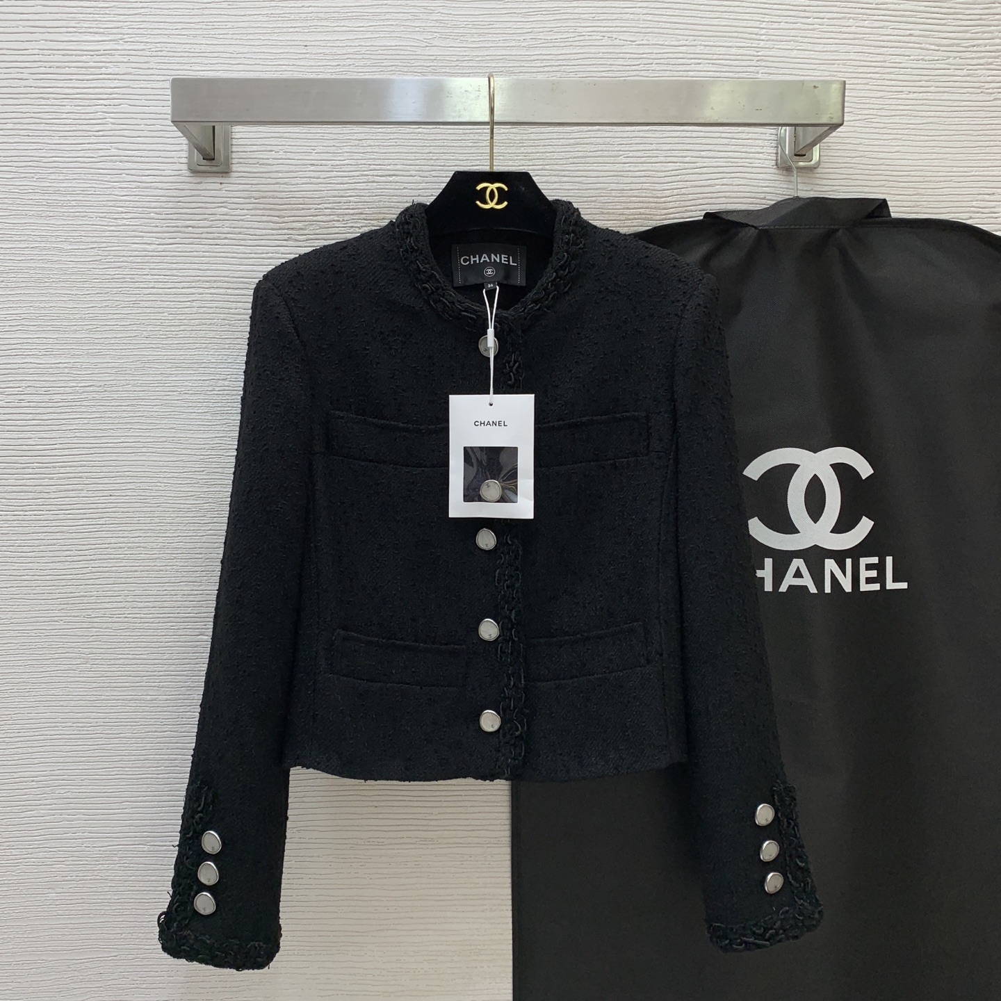 NO:928076,Model No. G26071412 CHANE*L new style, high-end customized high-quality selected grain texture tweed soft fabric, contrasting plaid lining and hem, metal chain, heavy woven binding, four pockets, button placket, long sleeves, round neck, short style, small fragrant jacket!  [Price does not include dust bag, private message required] 36-38-40 (size 36, shoulder width 38 with shoulder pads, bust 90, sleeve length 58, dress length 50) batch,,chanel,jackets & coats,19860909款号G26071412 CHANE*L新款 高端定制精品质量精选颗粒肌理粗花呢软呢面料、撞色格纹里布下摆金属链条重工编织包边四口袋系扣门襟长袖圆领短款小香外套！【价格不含防尘袋需要的私聊】36-38-40（36码肩宽38有垫肩,胸围90,袖长58,衣长50）批,,chanel,jackets & coats,,Women's clothing