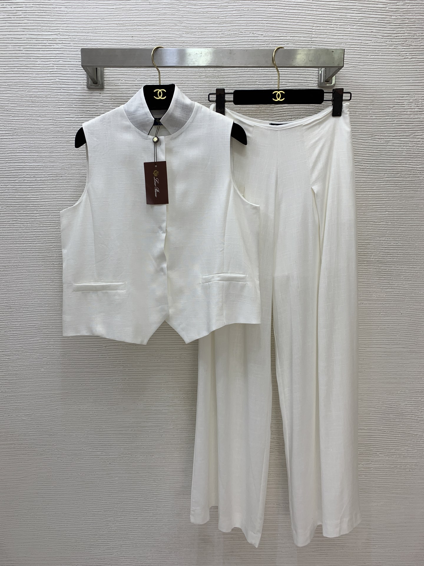 NO:931774,Style number D26071425 Loro Pian*a new LP customized linen breathable fabric old money style commuting two-piece suit!  Contrast color small lapel sleeveless vest top, pleated loose wide-leg pants, trousers with pockets on both sides!  (M size bust 98, front length 55/back center length 50; waist 64, hips 102, pants length 104), women's clothing, loro piana, loro piana,19860909款号D26071425 Loro Pian*a新款 LP定制亚麻透气面料老钱风气质通勤两件套装！撞色小翻领无袖马甲上衣压褶宽松阔腿裤两侧插兜长裤！ （M码胸围98,前衣长55/后中长50；腰围64,臀围102,裤长104）,女装,loro piana,loro piana,,Women's clothing