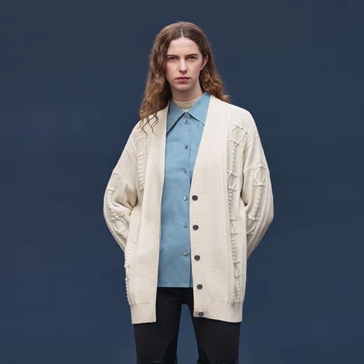 NO:926819,Style number G71299 HERM*S Hermès’ new high-end customized high-quality wool fabric!  Mold customization of single-breasted placket with stenciled letter logo buttons and three-dimensional cable pattern V-neck long-sleeved knitted cardigan jacket top!  Black/grey/meter, (M size shoulder width 55, chest 110, sleeve length 53, dress length 69) batch,, hermes, hermes, jackets & coats,19860909款号G71299 HERM*S爱马仕新款高端定制优质羊毛面料！开模定制钢印字母logo纽扣单排扣门襟、立体绞花图案V领长袖针织开衫外套上衣！黑/灰/米,（M码肩宽55,胸围110,袖长53,衣长69）批,,hermes,hermes,jackets & coats,,Women's clothing